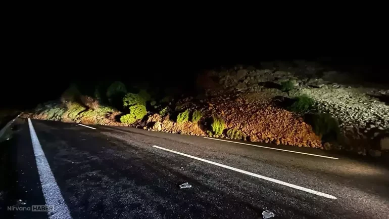 Heyelan nedeniyle kapanan otoyol trafiğe açıldı!