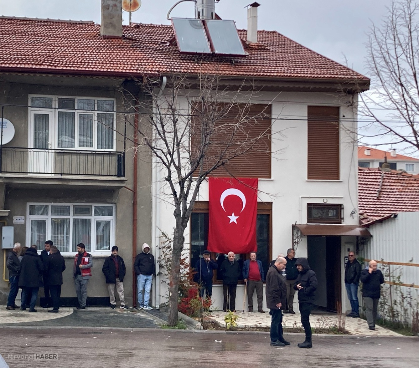 Katar'da düşen helikopterde şehit olan binbaşı Taştekin'in Isparta'daki ailesine şehadet haberi verildi