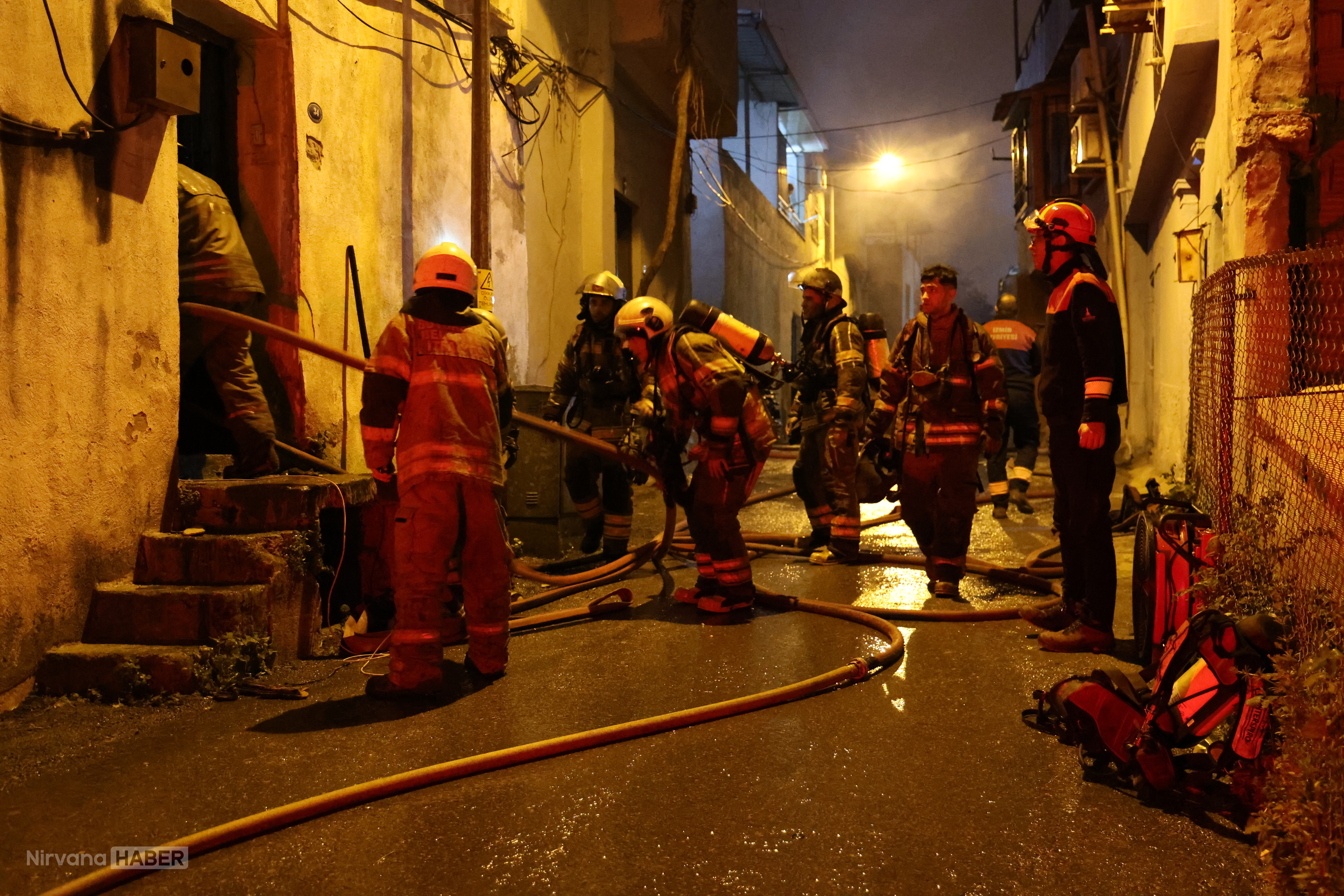 İzmir’de korku dolu anlar: Yangın çevre binalara sıçramadan söndürüldü