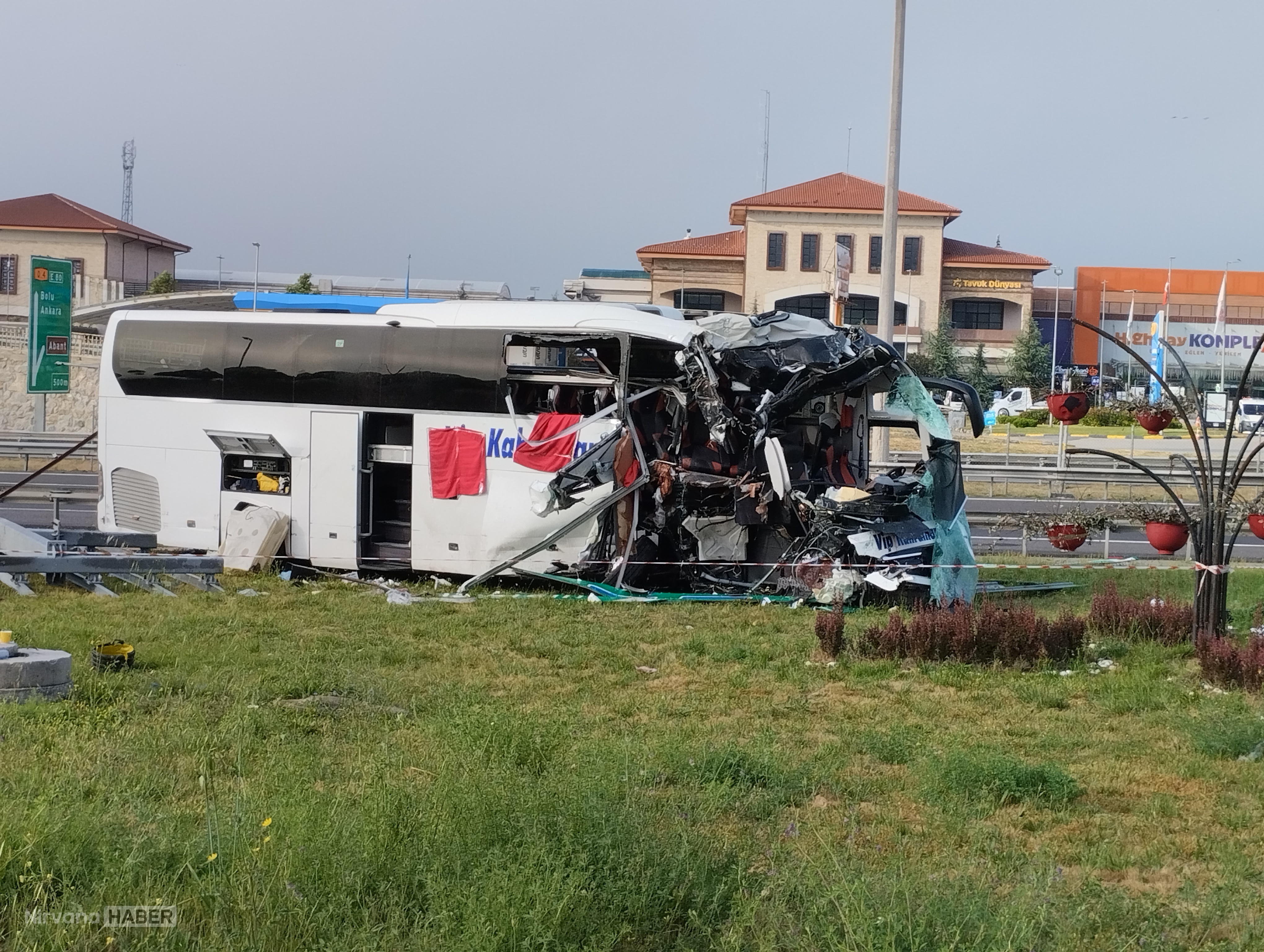 OTOYOLDAKI-OTOBUS-KAZASINDA-YARALANANLAR_1401584_416983.jpg