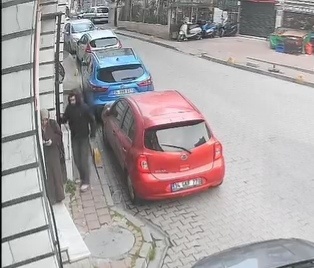 Fatih’te kapkaç anı kamerada: Kadının telefonu saniyeler içinde çalındı