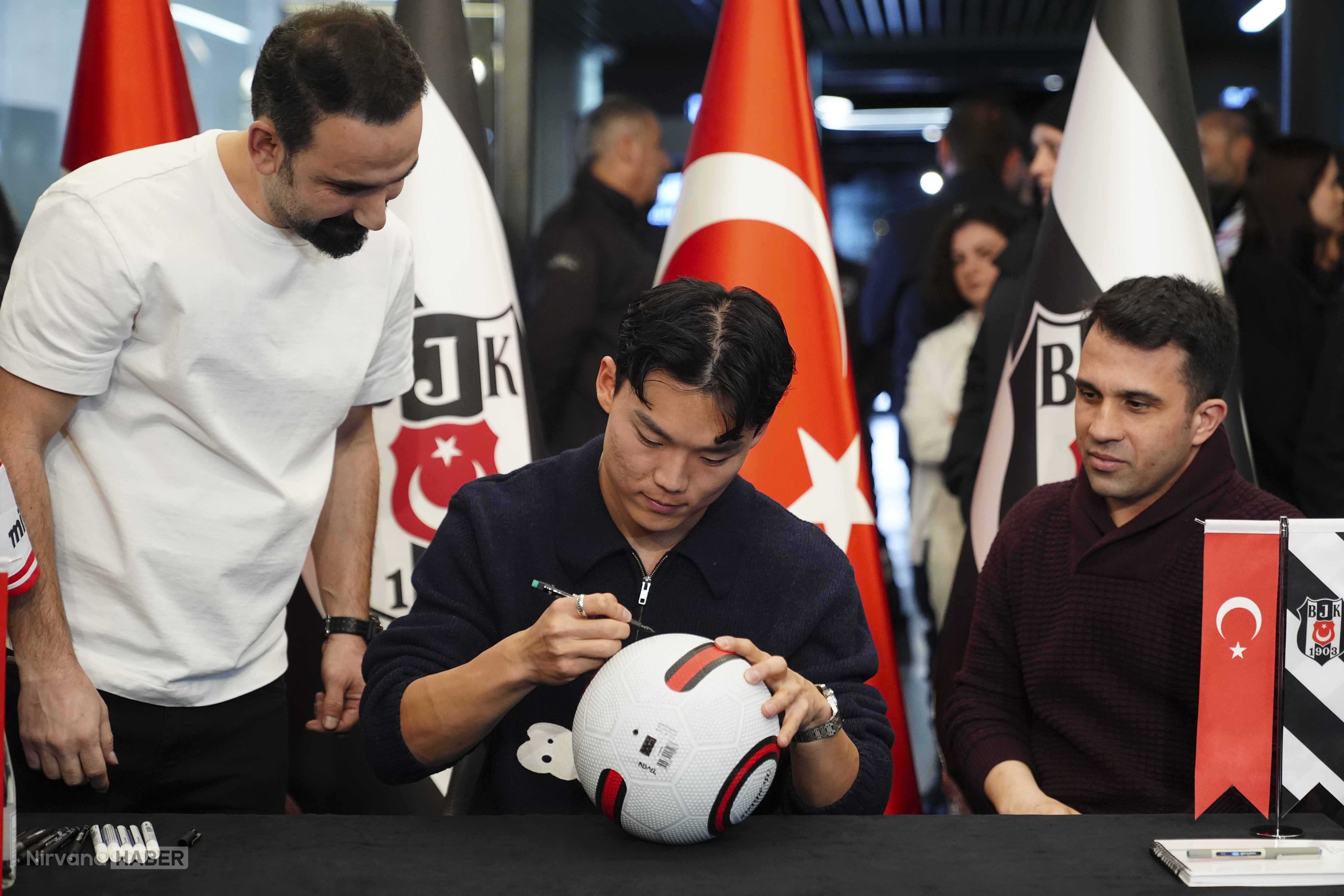AA-20260226-40674271-40674255-BESIKTASLI_HYEONGYU_OH_IMZA_GUNUNDE_TARAFTARLARLA_BULUSTU.jpg