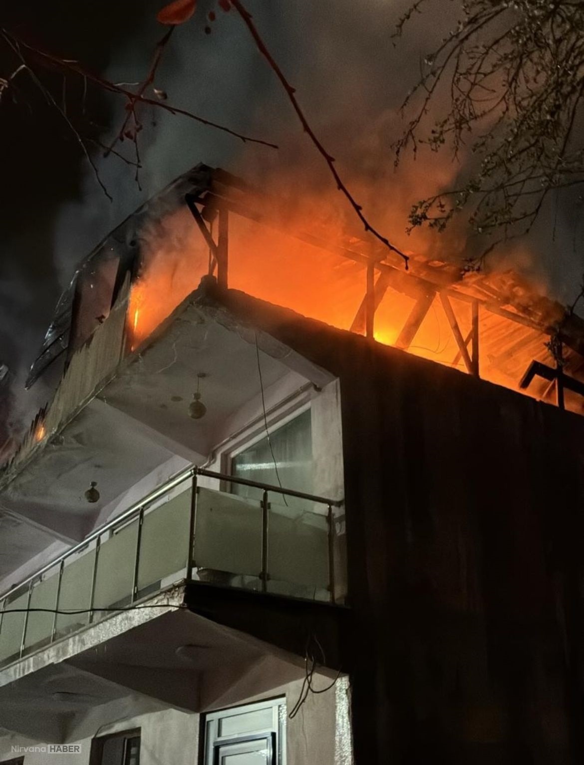 Başiskele’de çatı katında yangın paniği: 2 katlı binada hasar oluştu