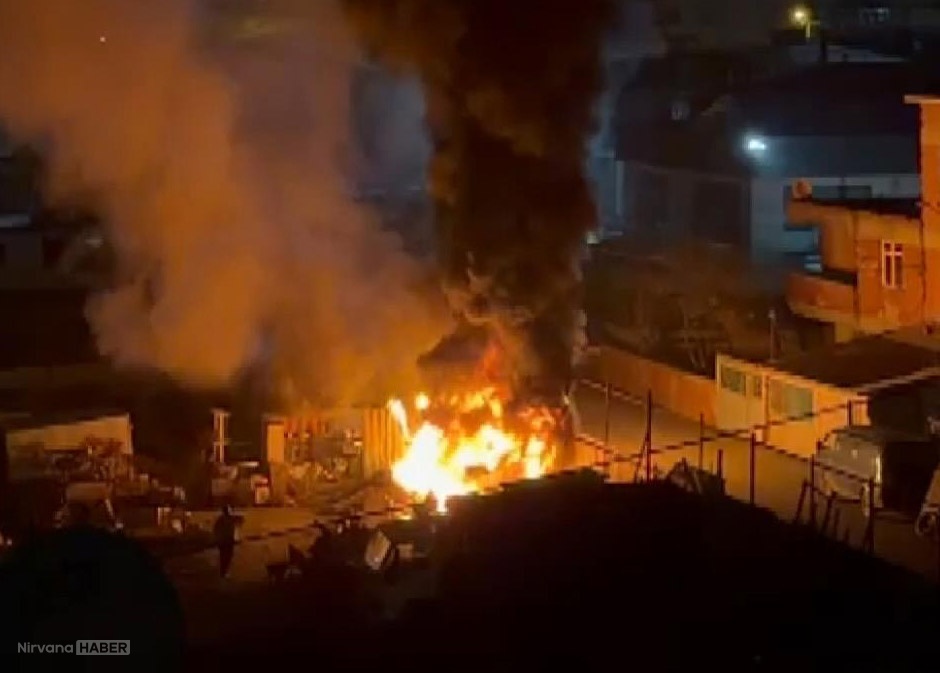 İstanbul Arnavutköy'deki hurdalıkta yangın çıktı