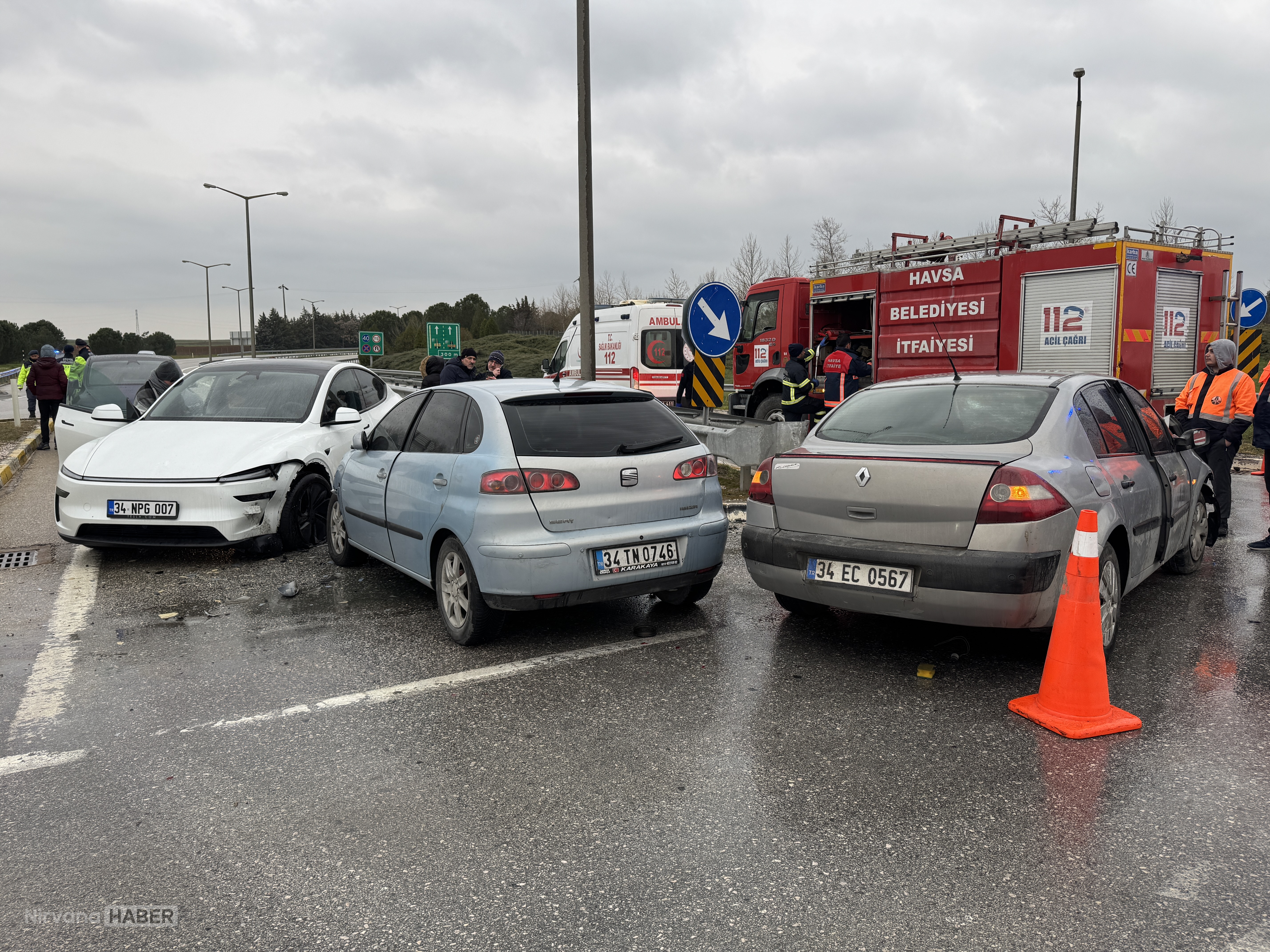 Edirne'de 3 otomobilin karıştığı zincirleme kazada 2 kişi yaralandı