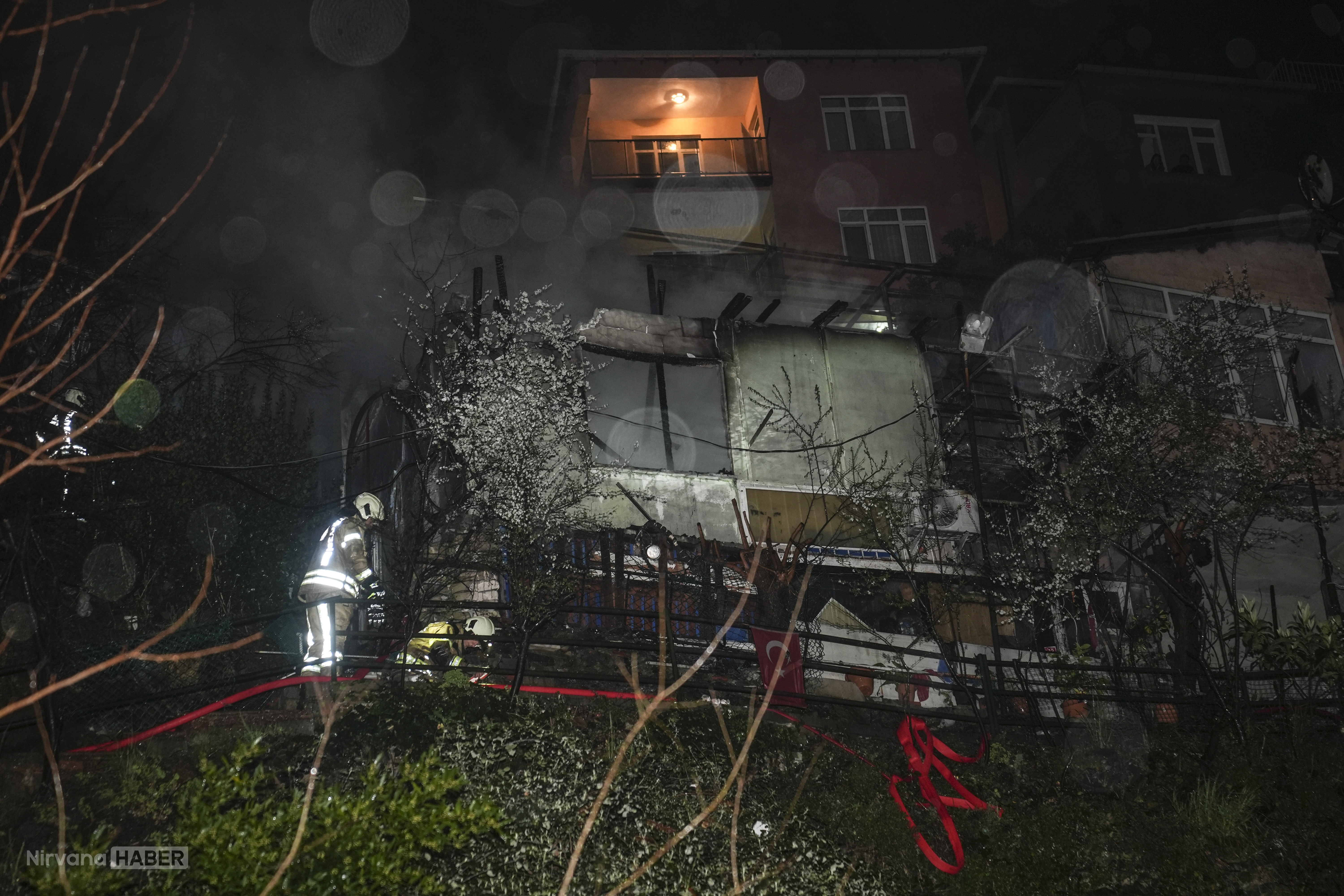 Sarıyer’de gecekondu yangını: Alevler iki evi sardı, 4 kişi yaralandı