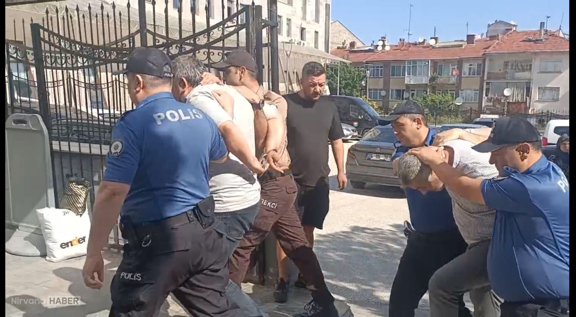 KIMLIK-SORAN-BEKCILERE-SALDIRAN-2-SUPHEL_1356181_402668.jpg