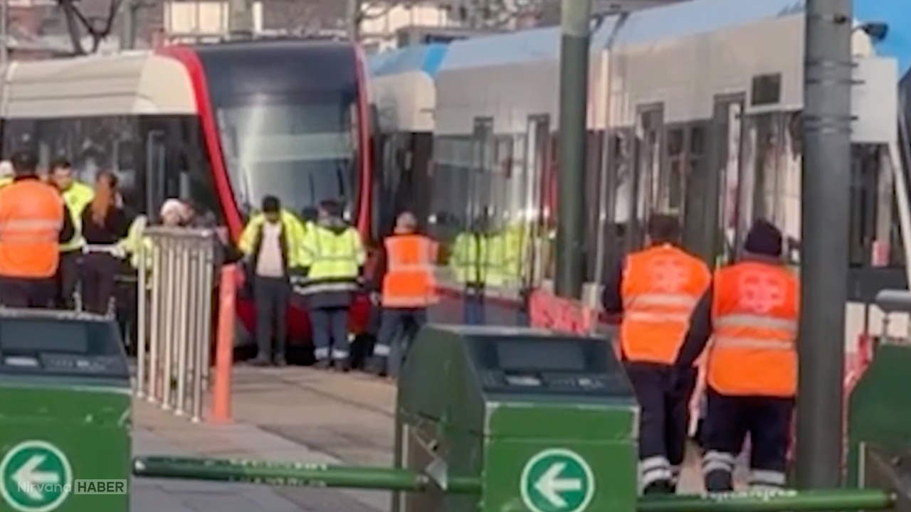 Fatih'te facianın eşiğinden dönüldü: Tramvay raydan çıktı!