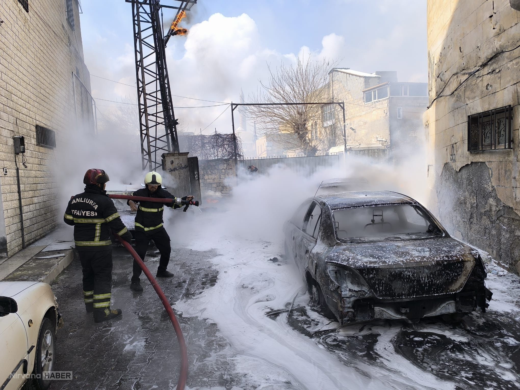 Şanlıurfa'da trafoda yangın çıktı: 4 araç hasar gördü
