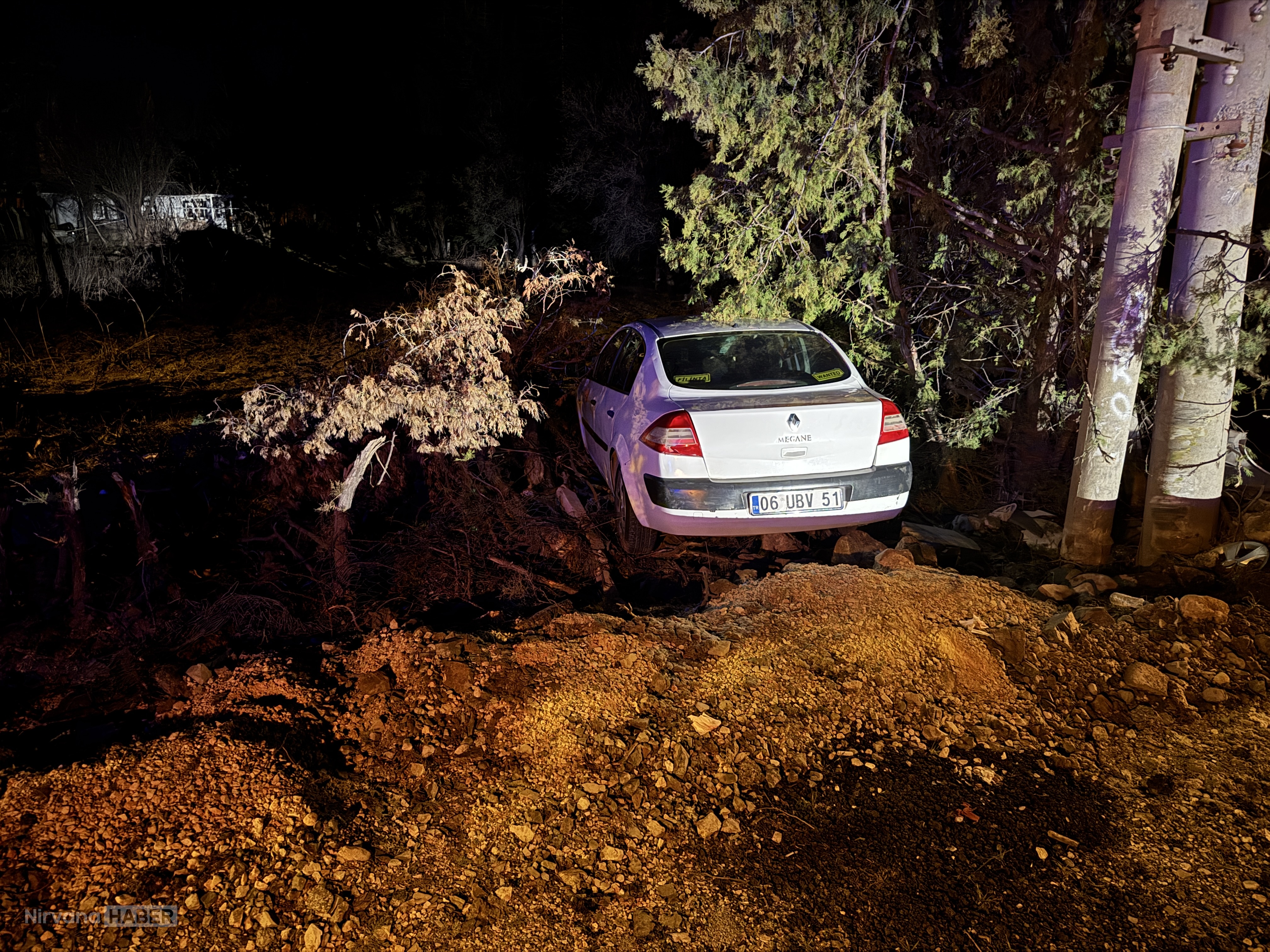 Elazığ'da yoldan çıkan otomobildeki 4 kişi yaralandı