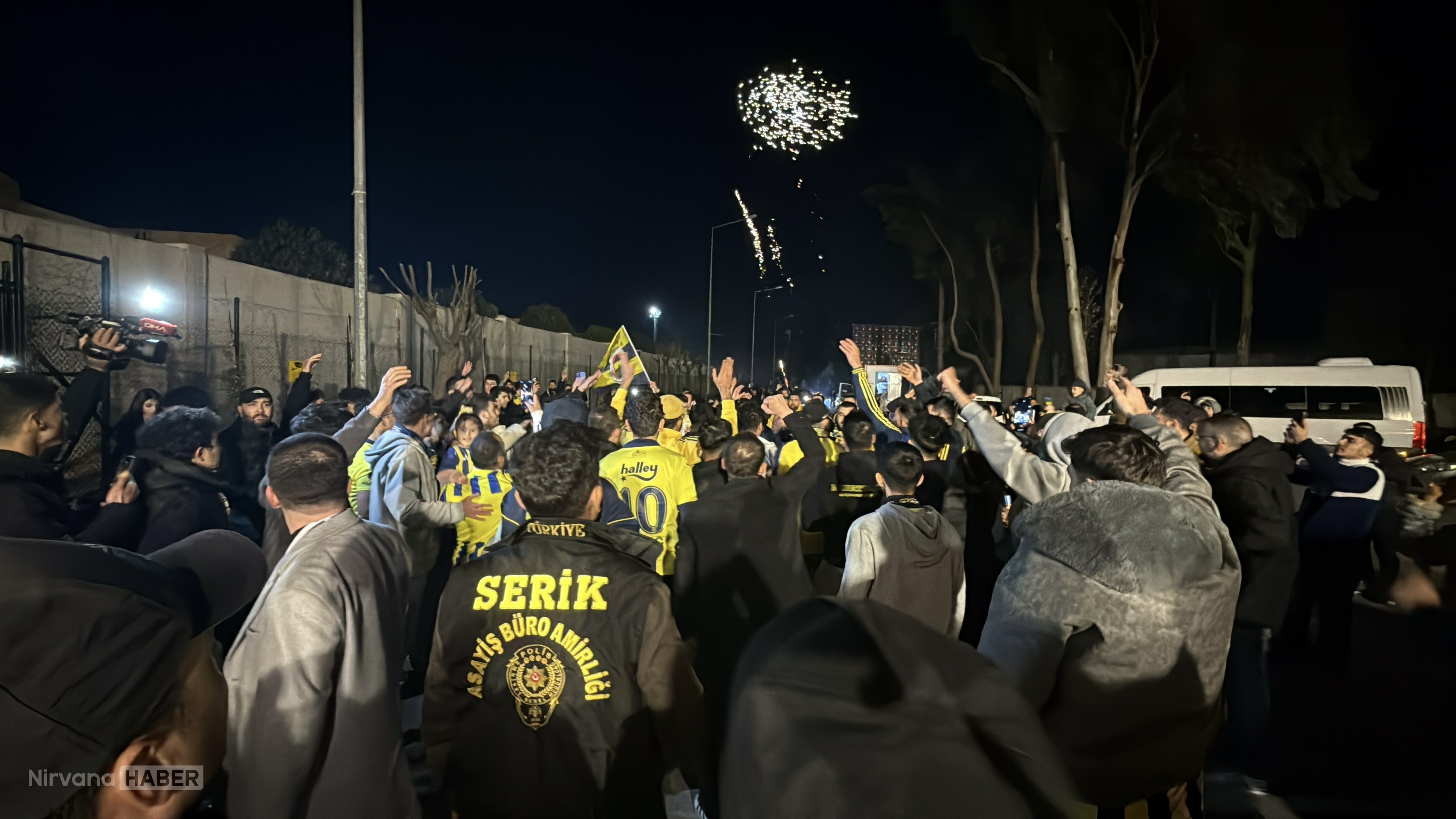 Fenerbahçe ekibi Antalya'da coşkuyla karşılandı
