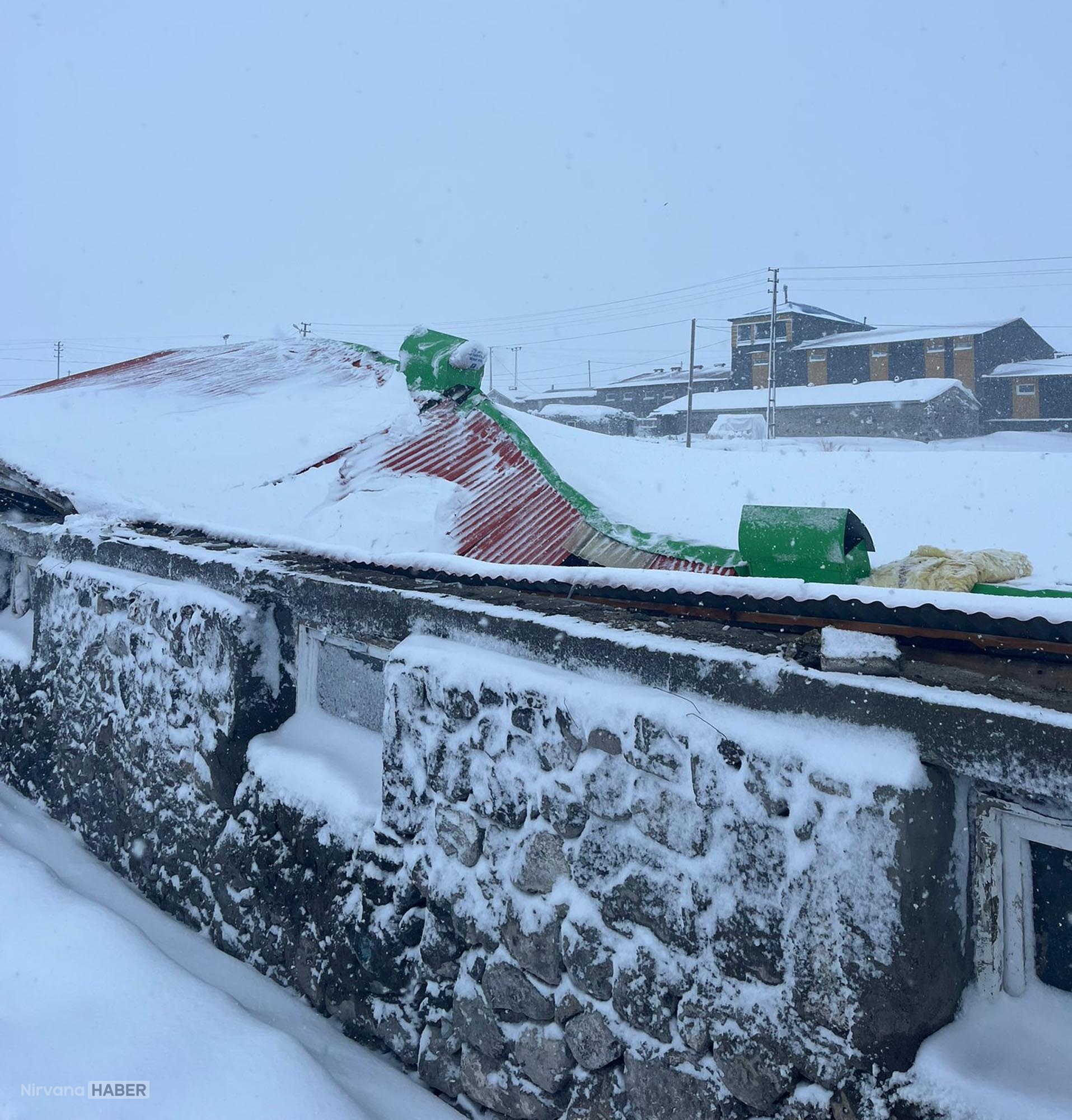 Kars'ta çatısında kar biriken 2 ahır çöktü: 4 büyükbaş hayvan öldü