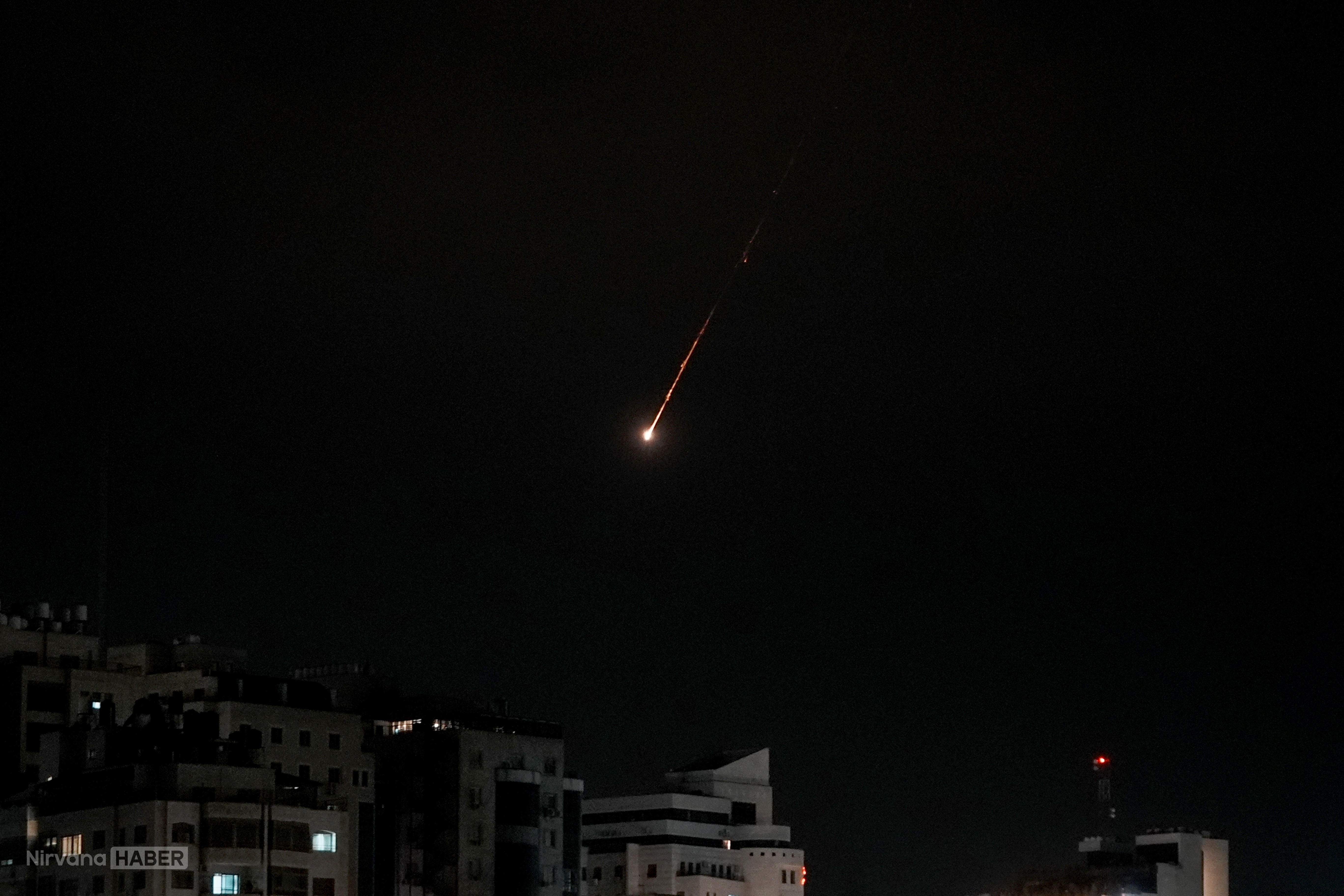 Hizbullah'ın roket saldırısında Tel Aviv çevresinde sirenler çaldı