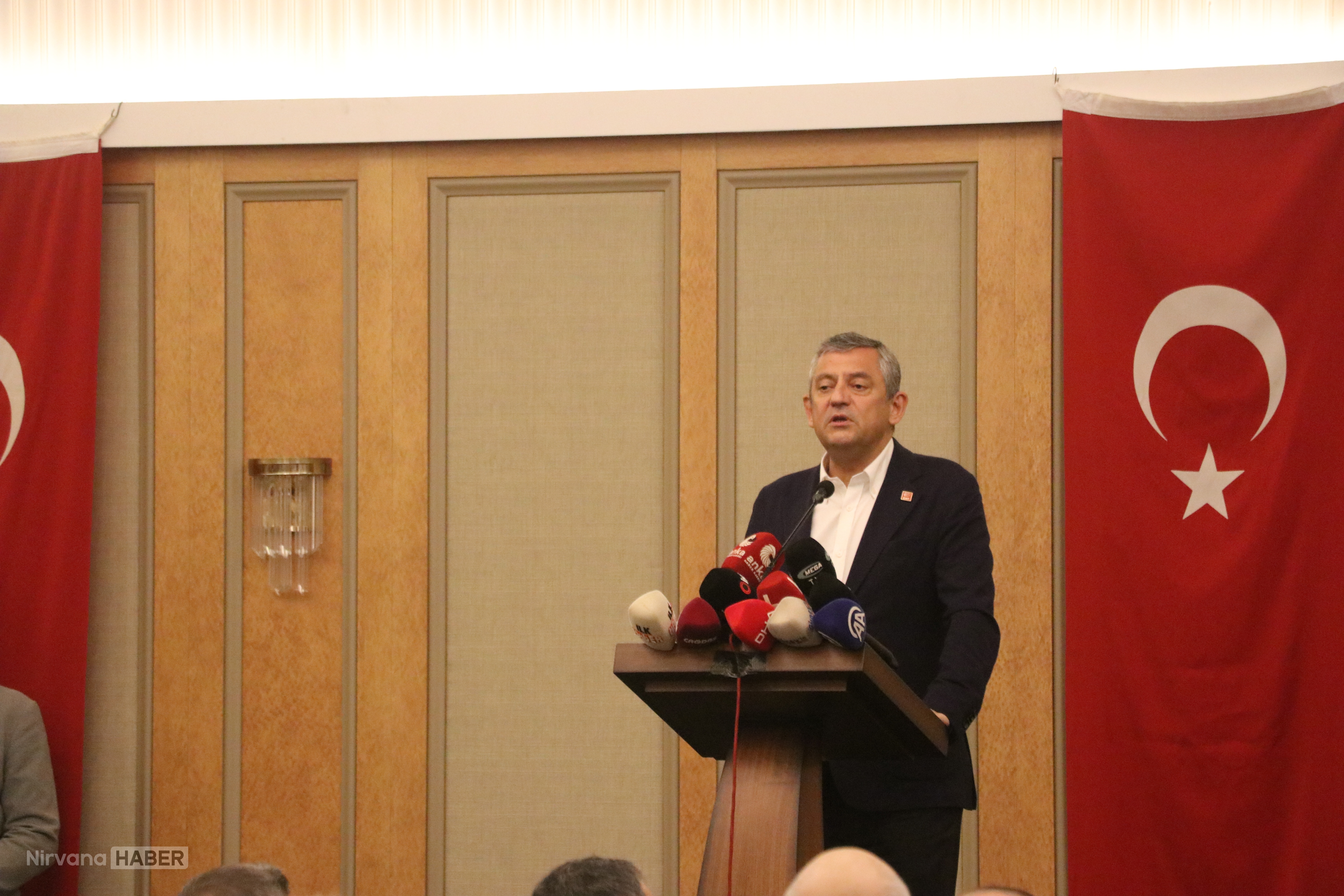 OZGUR-OZEL-YA-BU-OYUNU-BOZACAGIZ-YA-YEN_1385033_411325.jpg
