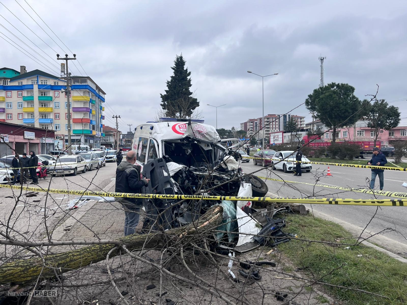 Samsun-Ordu yolunda kaza: Ambulans devrildi, kamyon yüklü fındıkla çarpıştı