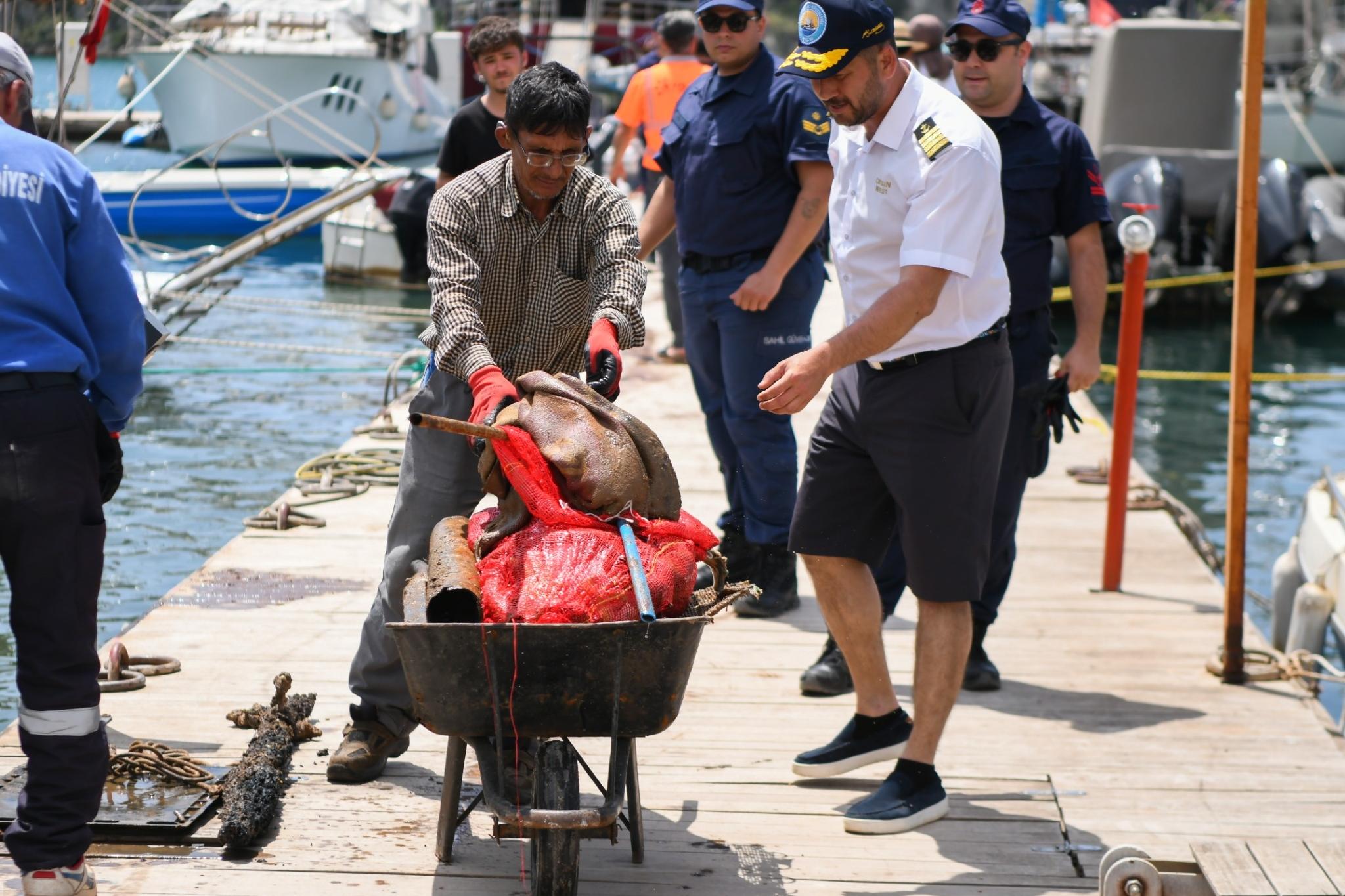 AA-20260514-41383238-41383231-ANTALYADA_DIP_TEMIZLIGINDE_DENIZDEN_CAMASIR_MAKINESI_VE_TENCERE_GIBI_ATIKLAR_CIKTI-cropped.jpg