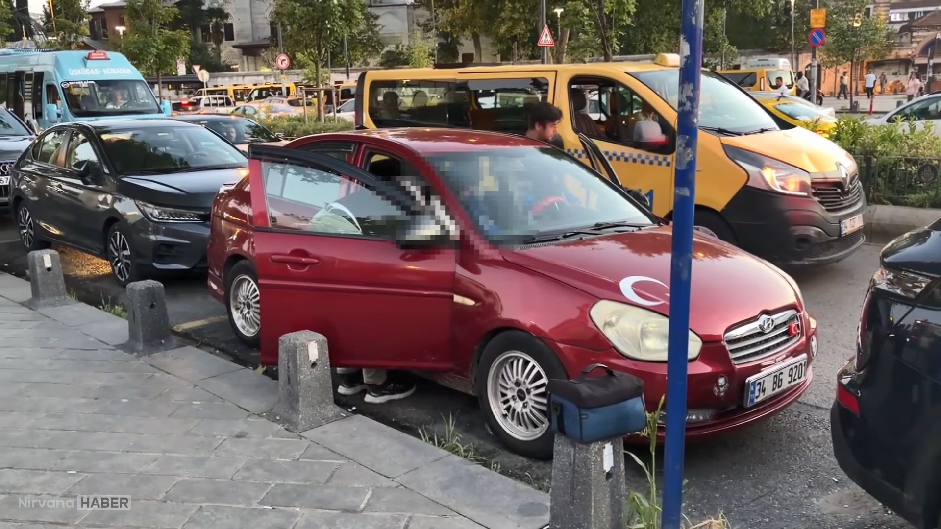 USKUDAR’DA-PARK-HALINDEKI-OTOMOBILDE-OLU_1396715_414825.jpg