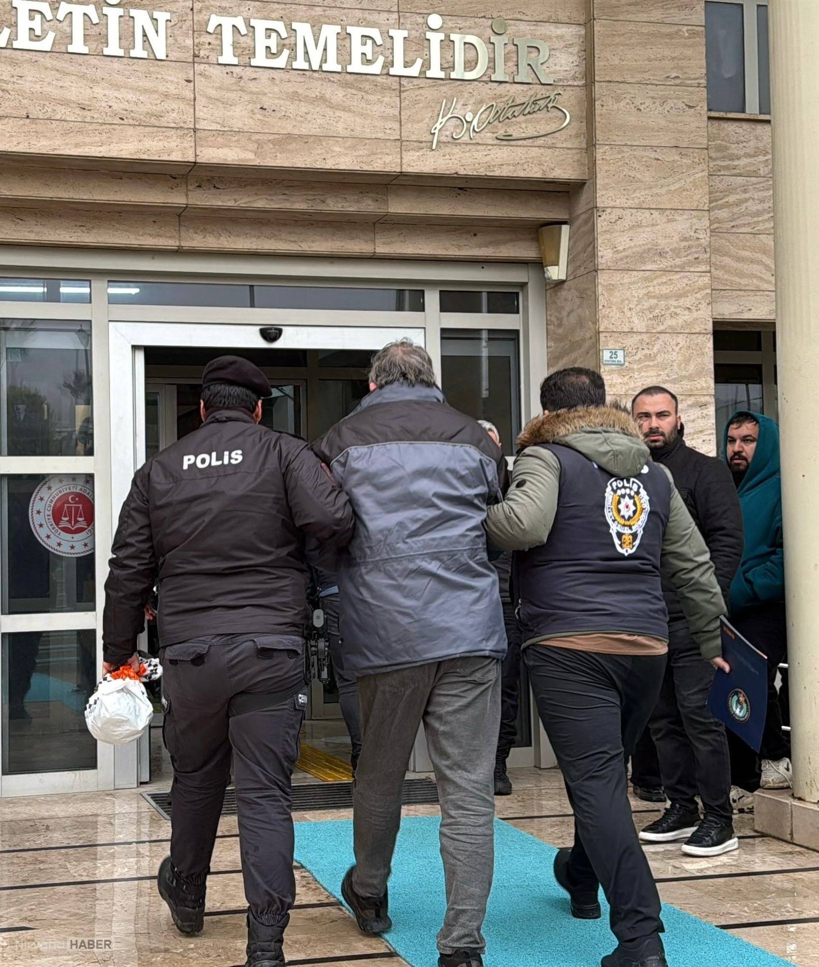 'Sakaraltı Sakarüstü' sosyal medya hesabına yönelik operasyonda 8 kişi gözaltına alındı