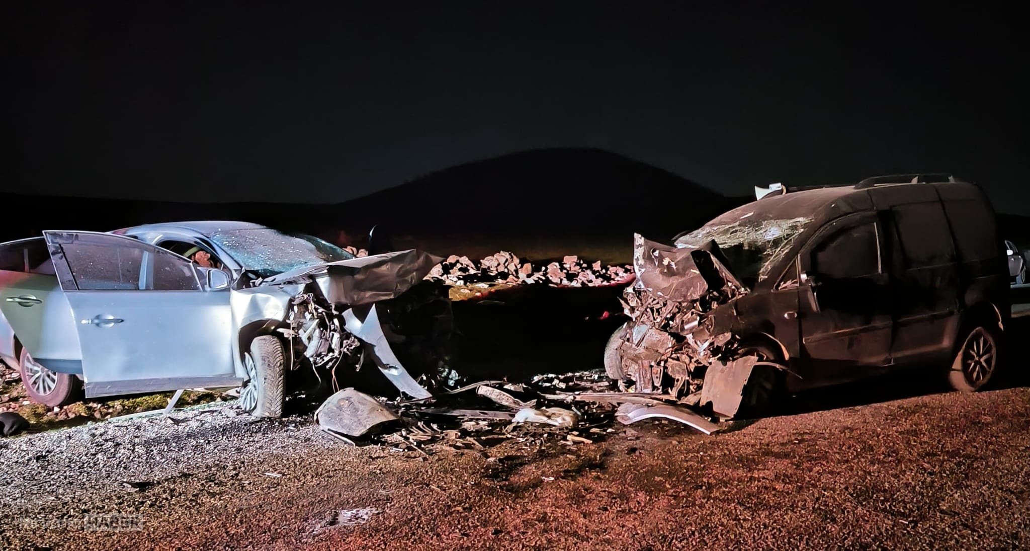 Diyarbakır’da otomobil ile hafif ticari araç çarpıştı: 5 kişi hayatını kaybetti