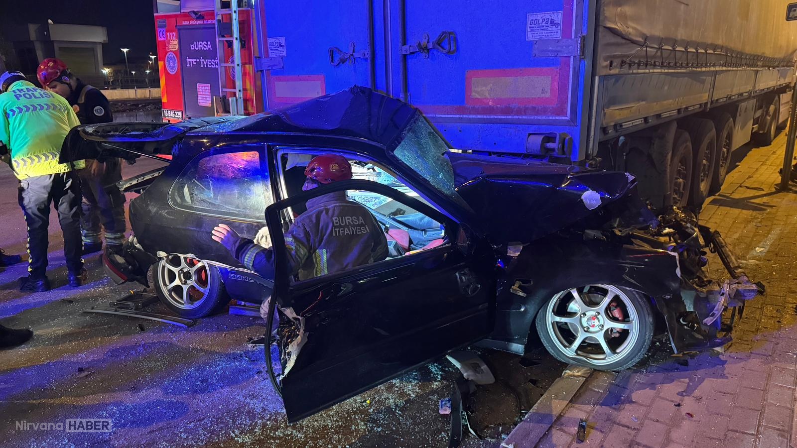 Bursa’da feci kaza: Otomobil tırın altına girdi