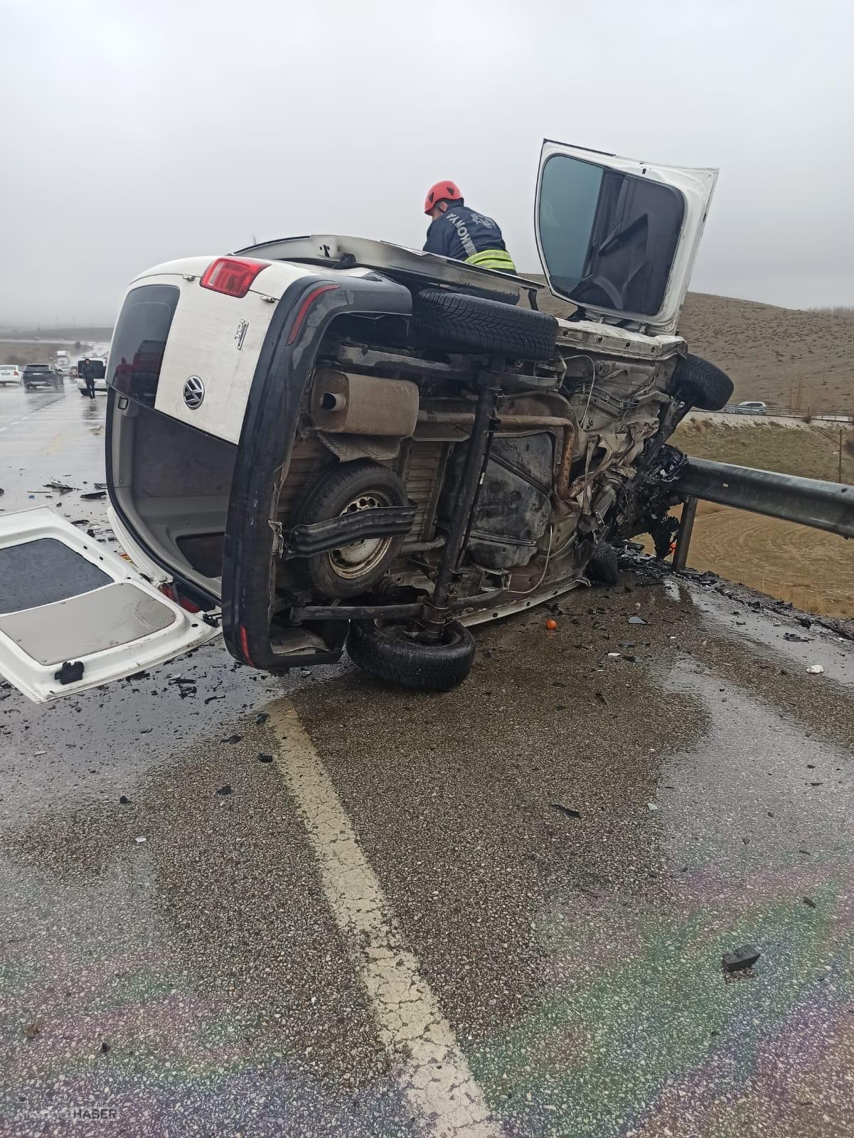 Konya'da hafif ticari araçla otomobilin çarpıştığı kazada 2 kişi hayatını kaybetti