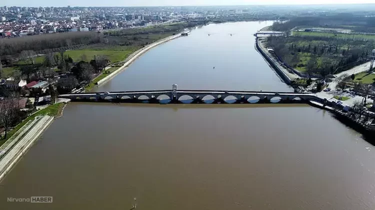 Tunca’da kırmızı seviye: Tarihi er meydanı sulara gömüldü!