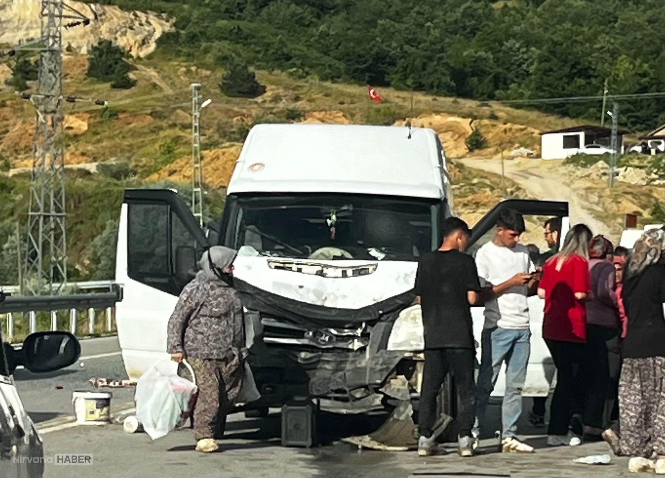 AA-20260726-42072062-42072061-SAMSUNDA_MINIBUS_ILE_PANELVANIN_CARPISMASI_SONUCU_5_KISI_YARALANDI.jpg