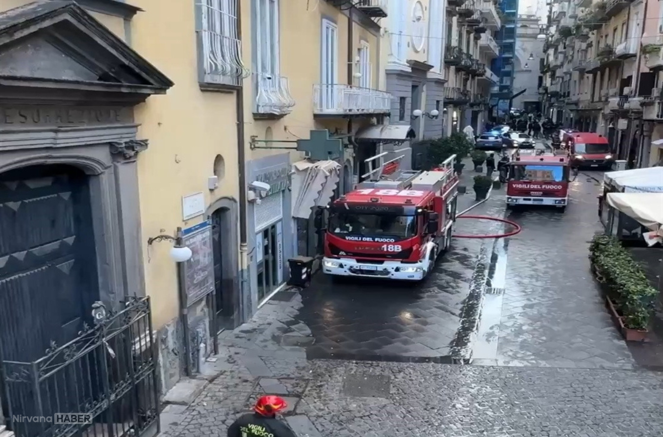 İtalya'da korkutan yangın: Tarihi Sannazaro tiyatrosu’nda hasar