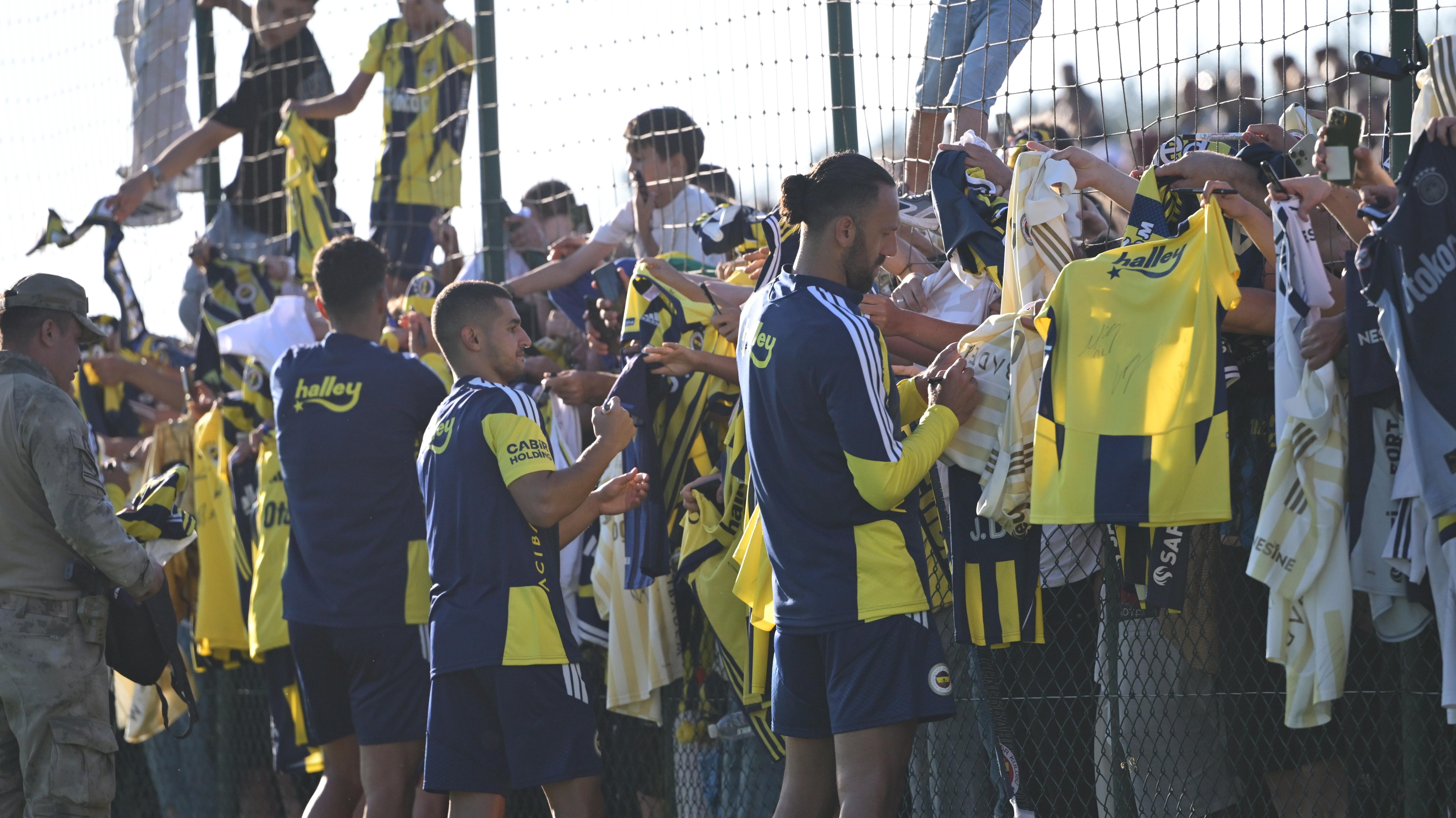 AA-20260628-41814715-41814714-FENERBAHCE_CALISMALARINI_TARAFTARA_ACIK_IDMANLA_SURDURDU-cropped.jpg