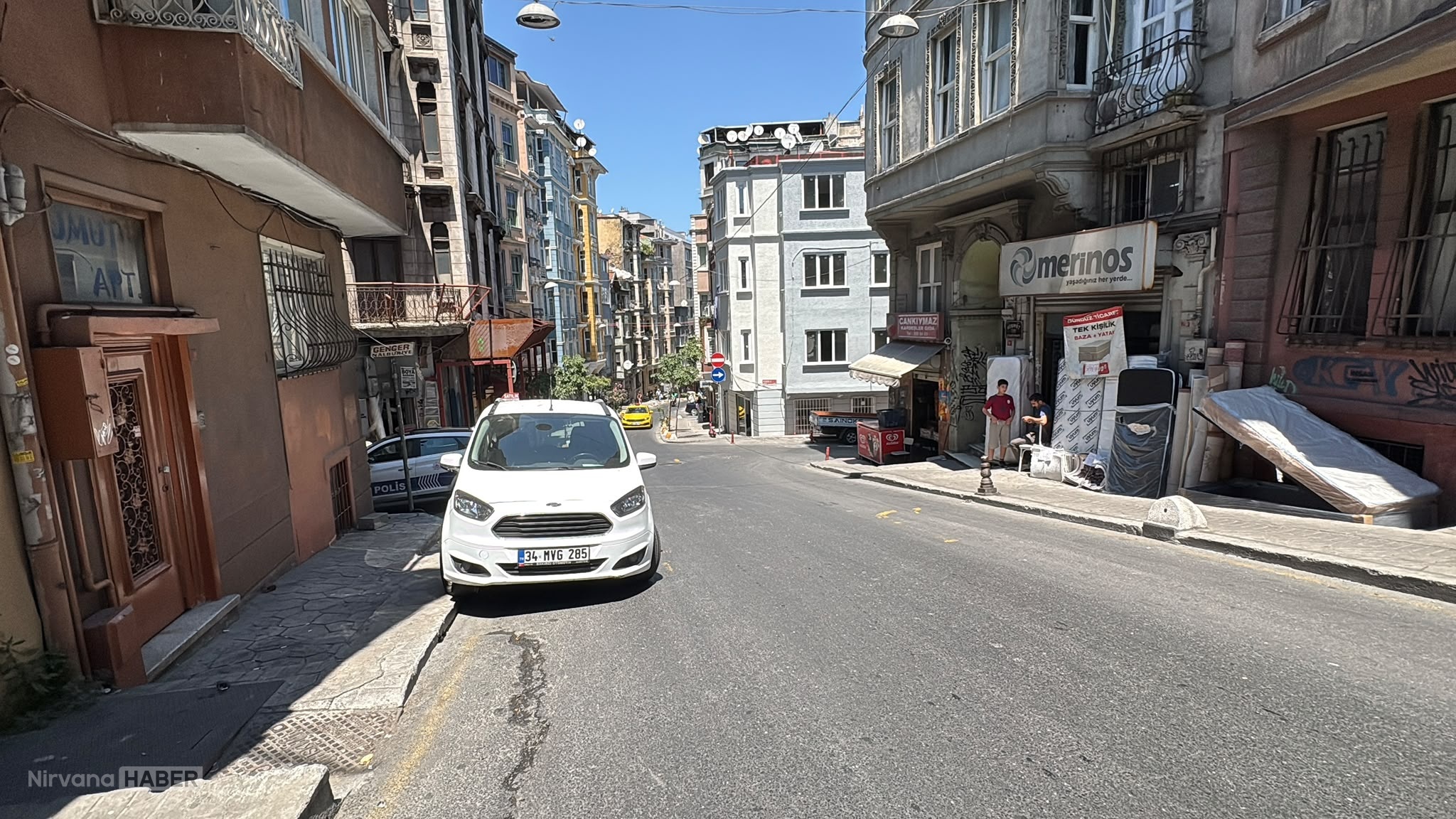 BEYOGLUNDA-PATLAYICI-BIRAKILAN-SOKAKTAK_1384546_411186.jpg