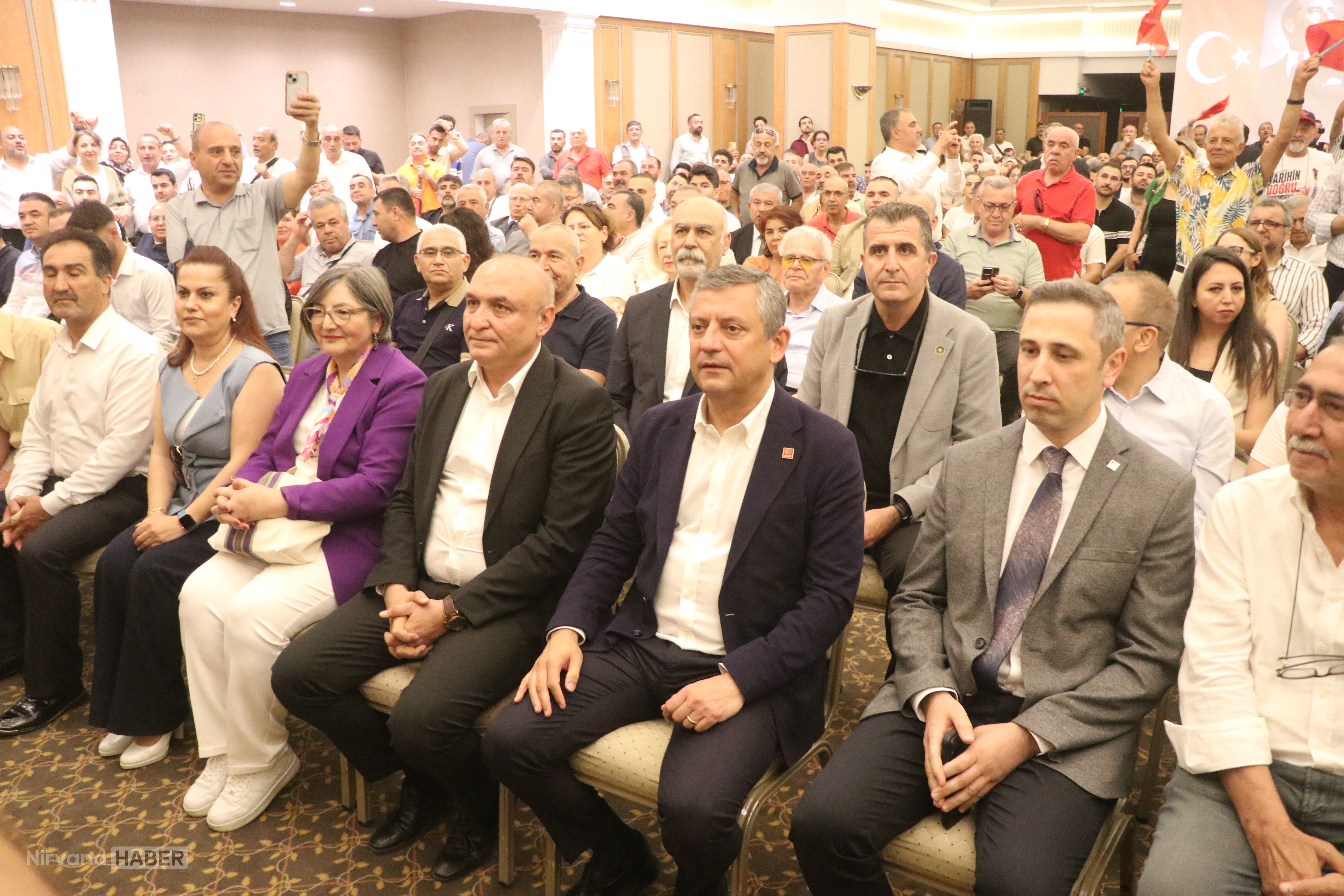 OZGUR-OZEL-YA-BU-OYUNU-BOZACAGIZ-YA-YEN_1385027_411325.jpg