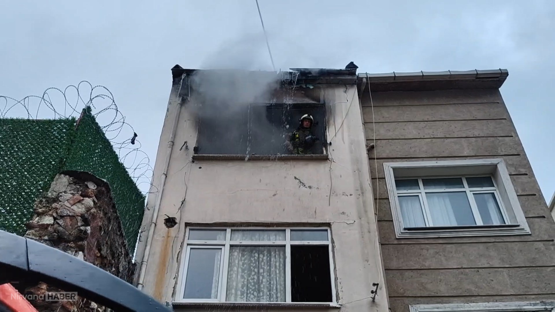 Fatih'te 2 katlı binada çıkan yangına itfaiye ekipleri müdahale ediyor