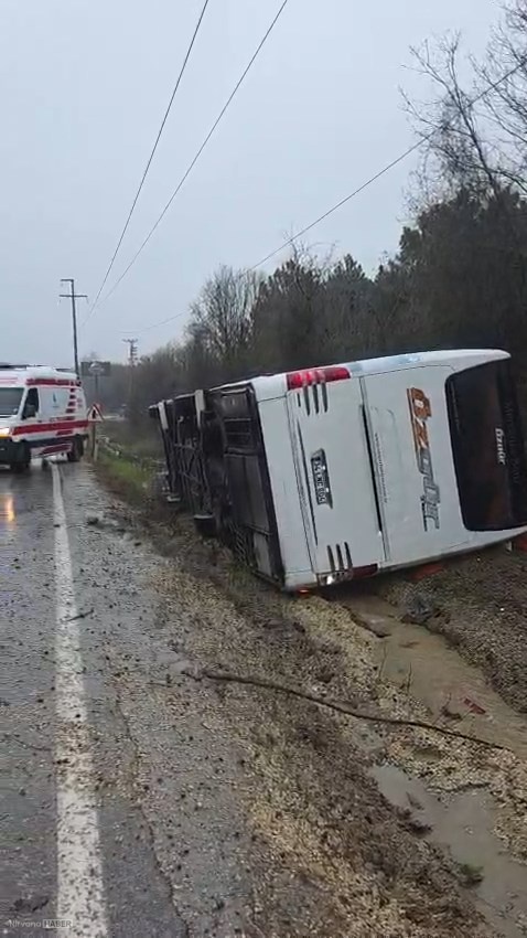 Çatalca'da polisleri taşıyan otobüs devrildi: 3'ü polis 4 kişi yaralandı