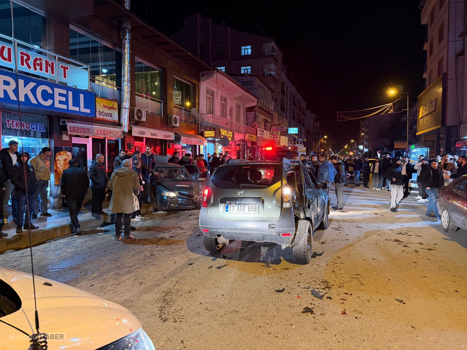 Elazığ'da park halindeki otomobil ile SUV çarpıştı