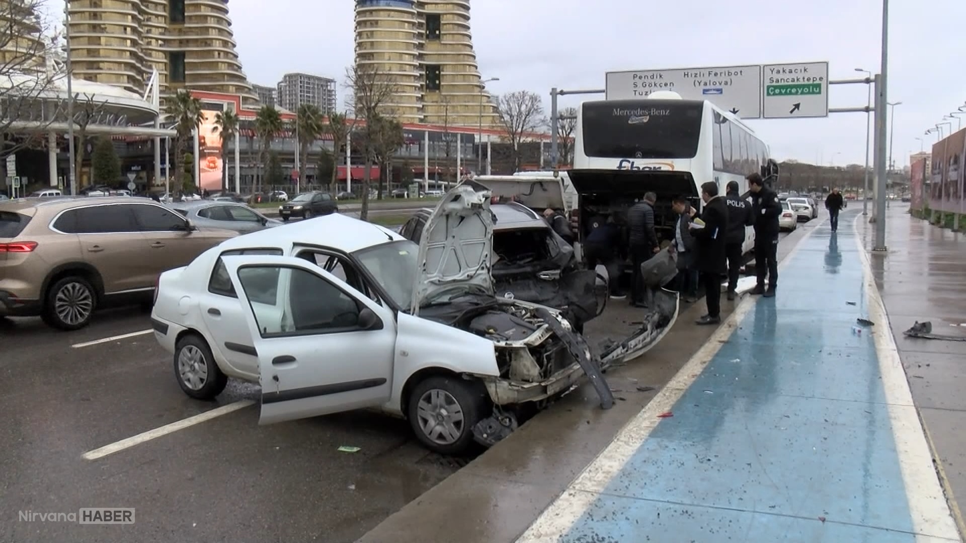 Kartal'da otomobil park halindeki araca çarptı: 3 kişi yaralandı