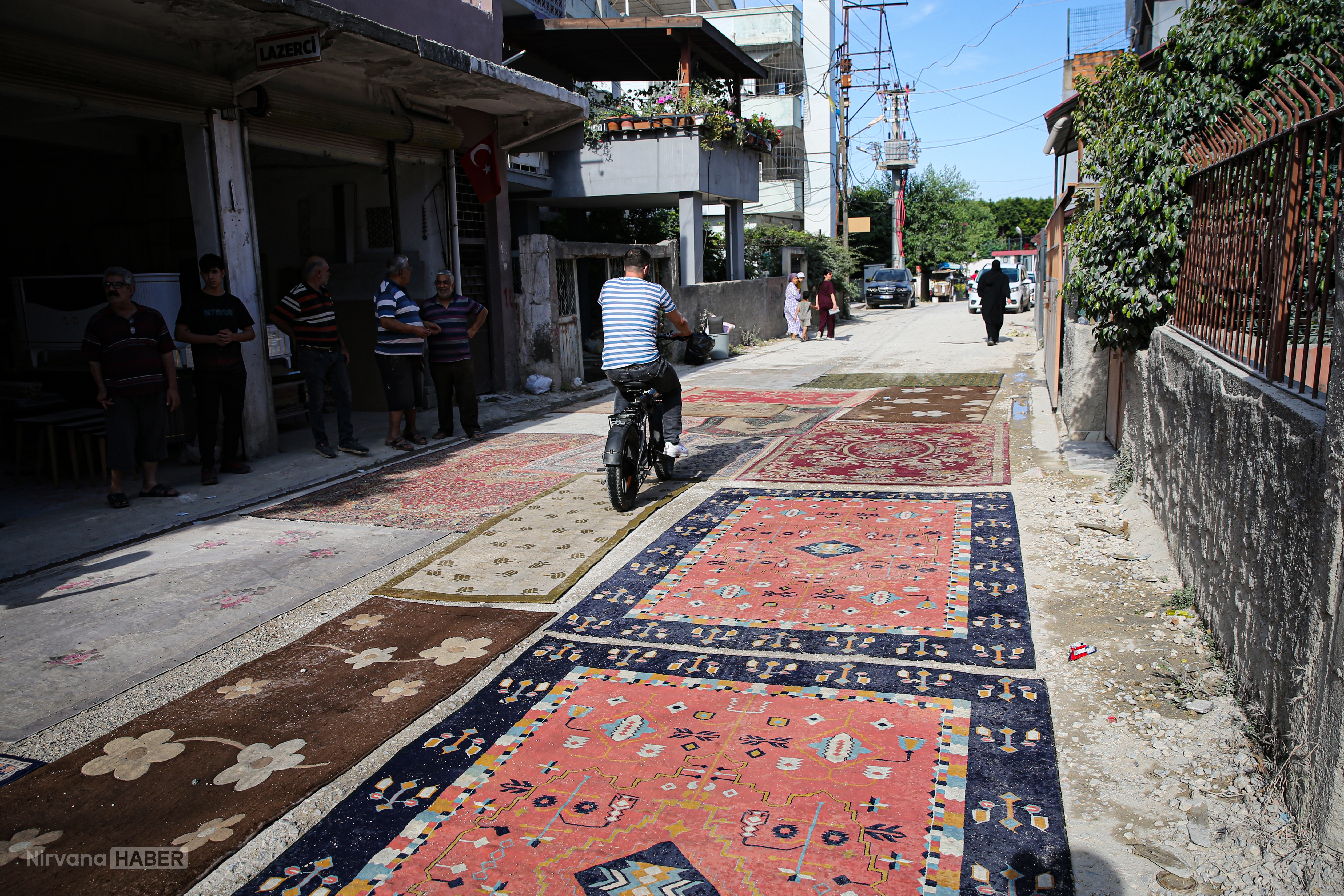 AA-20260604-41572627-41572624-ADANADA_MAHALLE_SAKINLERI_ASFALTLANMAYAN_YOLDAKI_CUKURLARI_HALILARLA_KAPATTI.jpg