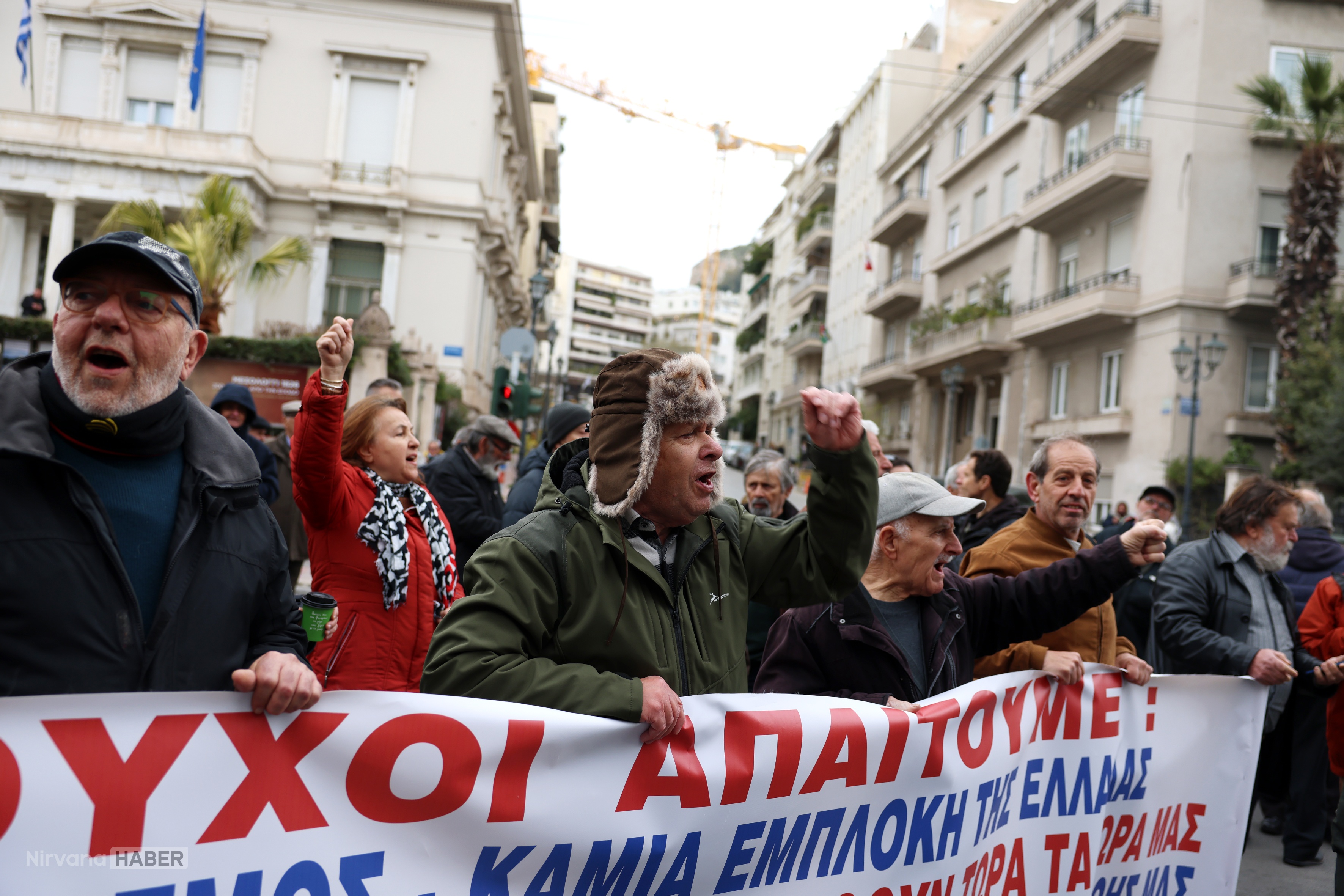 Atina'da emekliler zam talebiyle protesto düzenledi