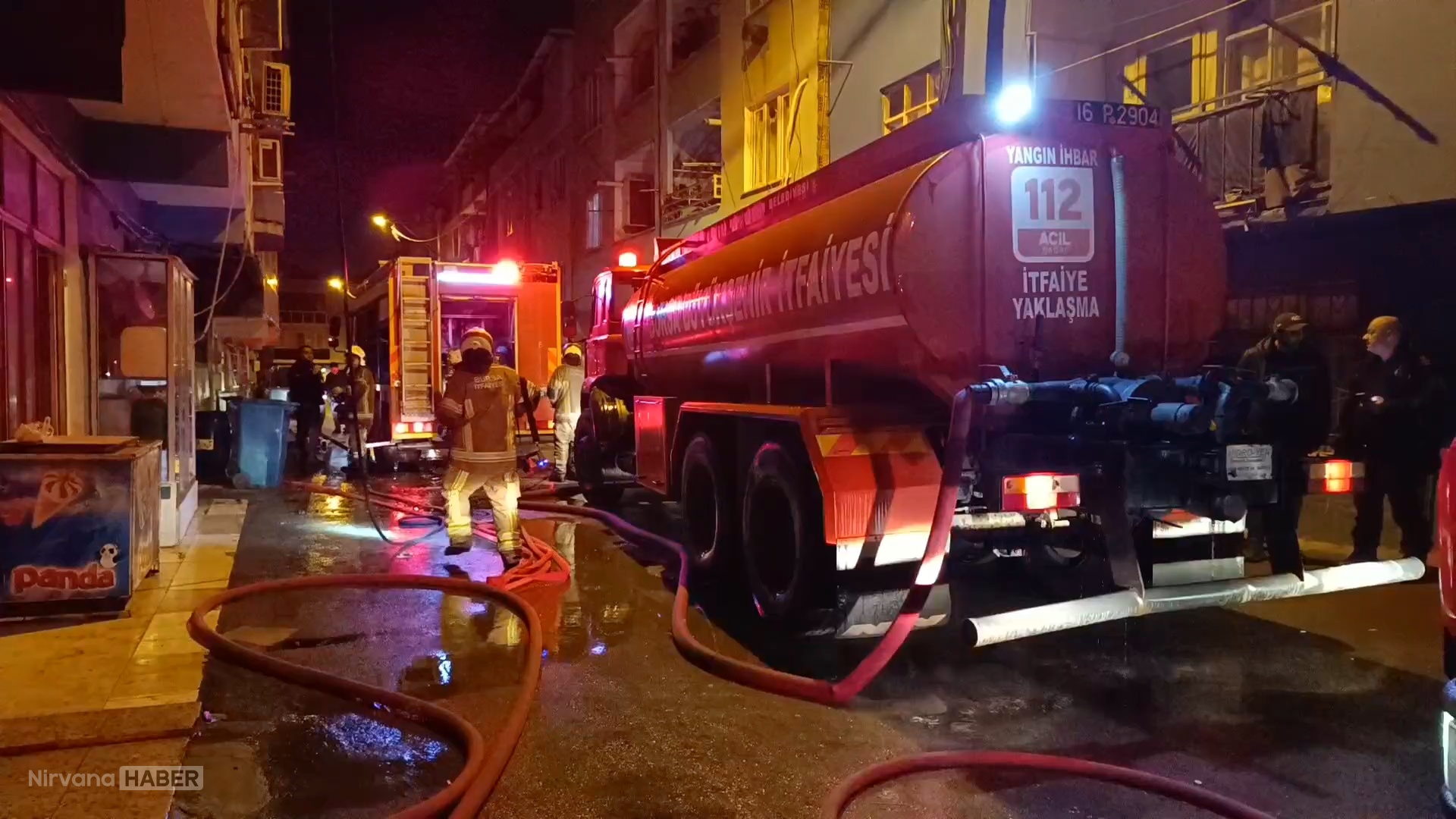 Bursa'da 3 katlı binanın çatısında çıkan yangın söndürüldü