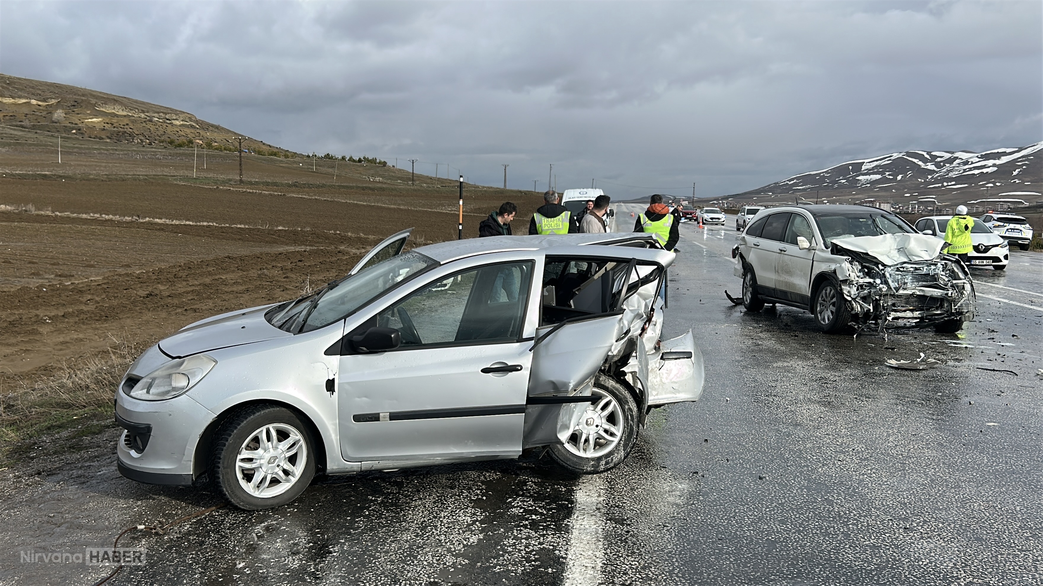 Sivas'ta 3 aracın karıştığı zincirleme kazada 1 kişi hayatını kaybetti