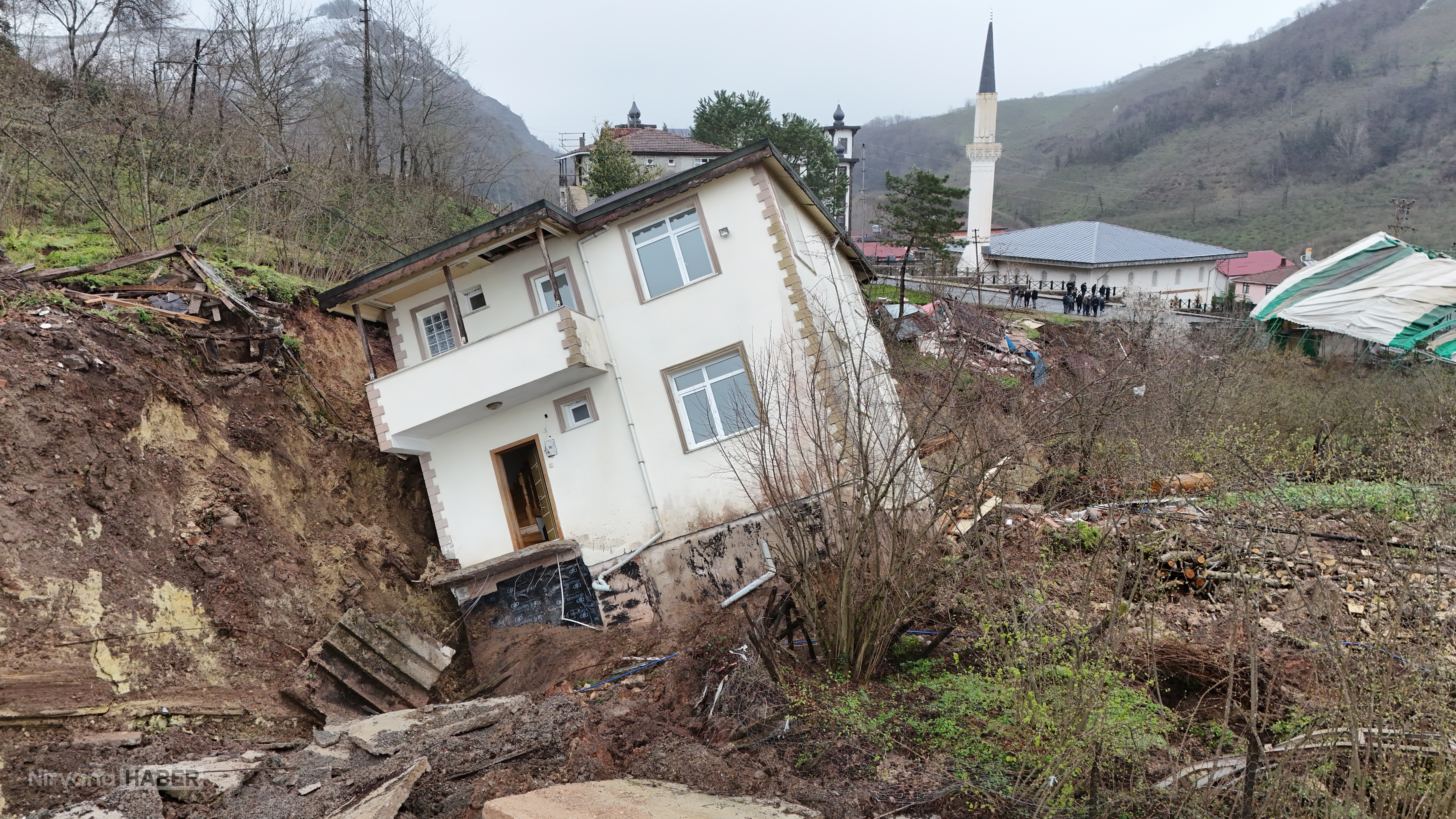 Ordu’da heyelan felaketi: Fatsa’da 2 ev ve halı saha yıkıldı