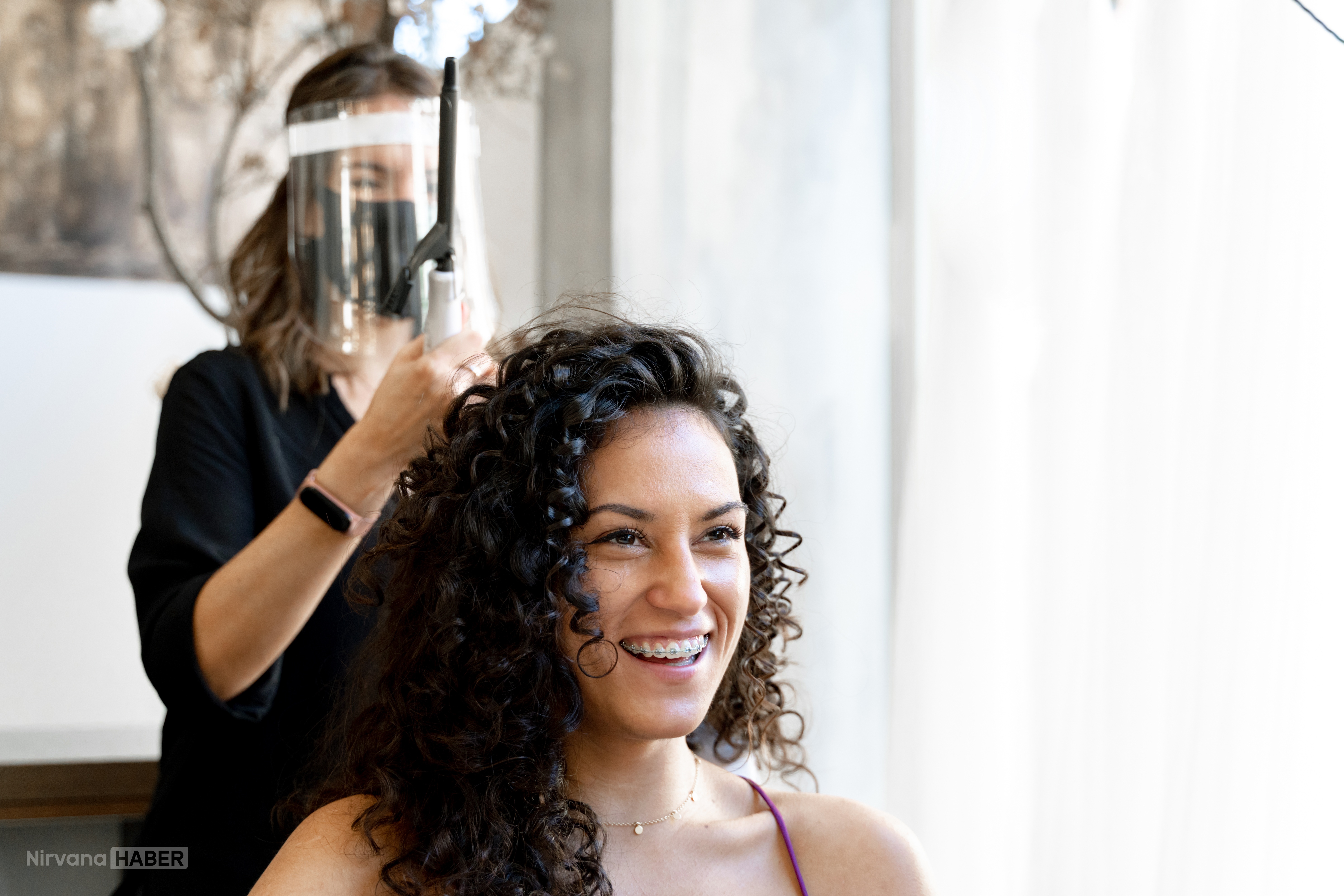 hairdresser-with-a-protection-facial-mask-and-a-cl-2026-01-07-00-45-18-utc.jpg