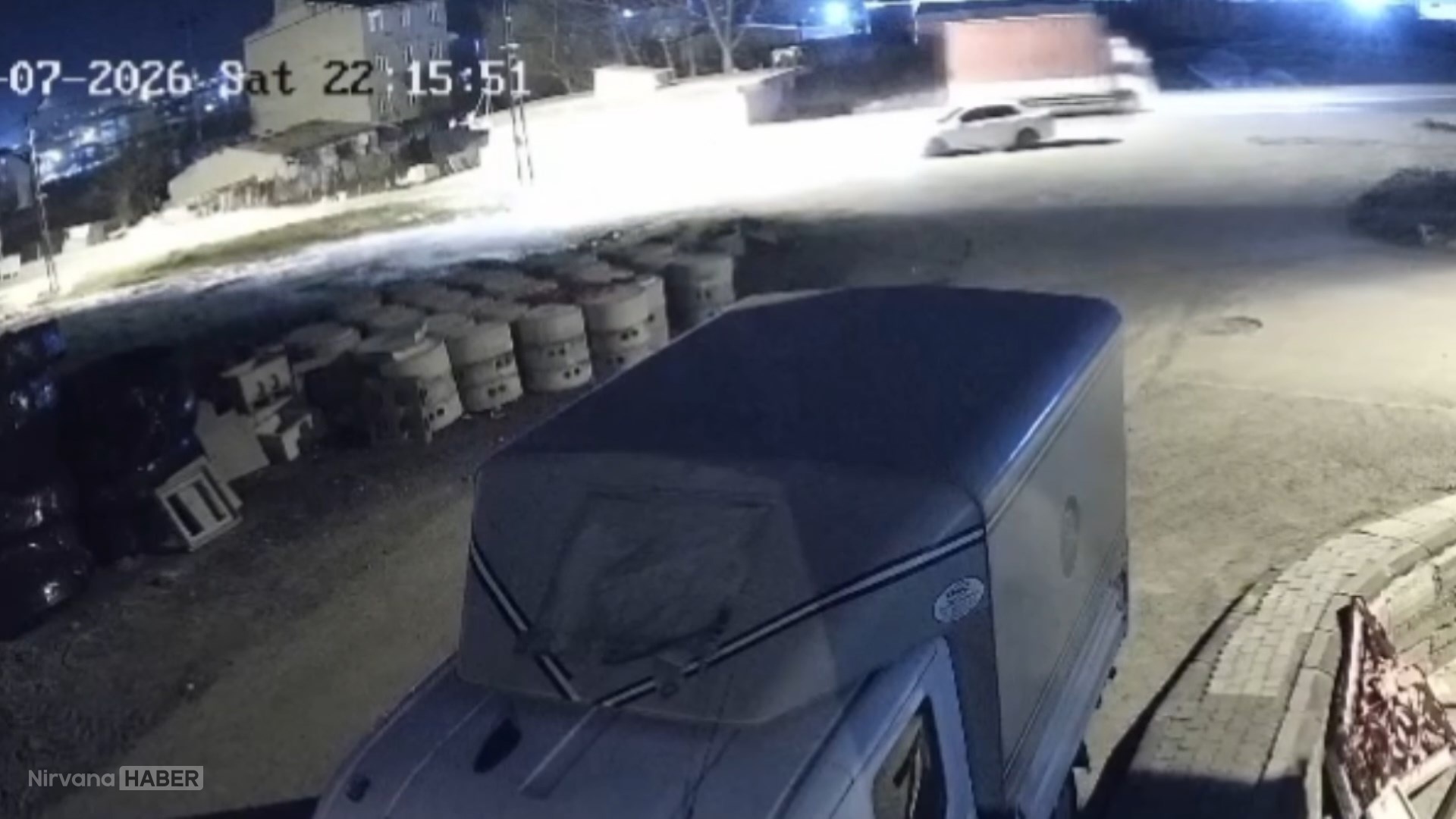 Arnavutköy'de kamyonetin çarptığı otomobil ters döndü, sürücü kayıplara karıştı