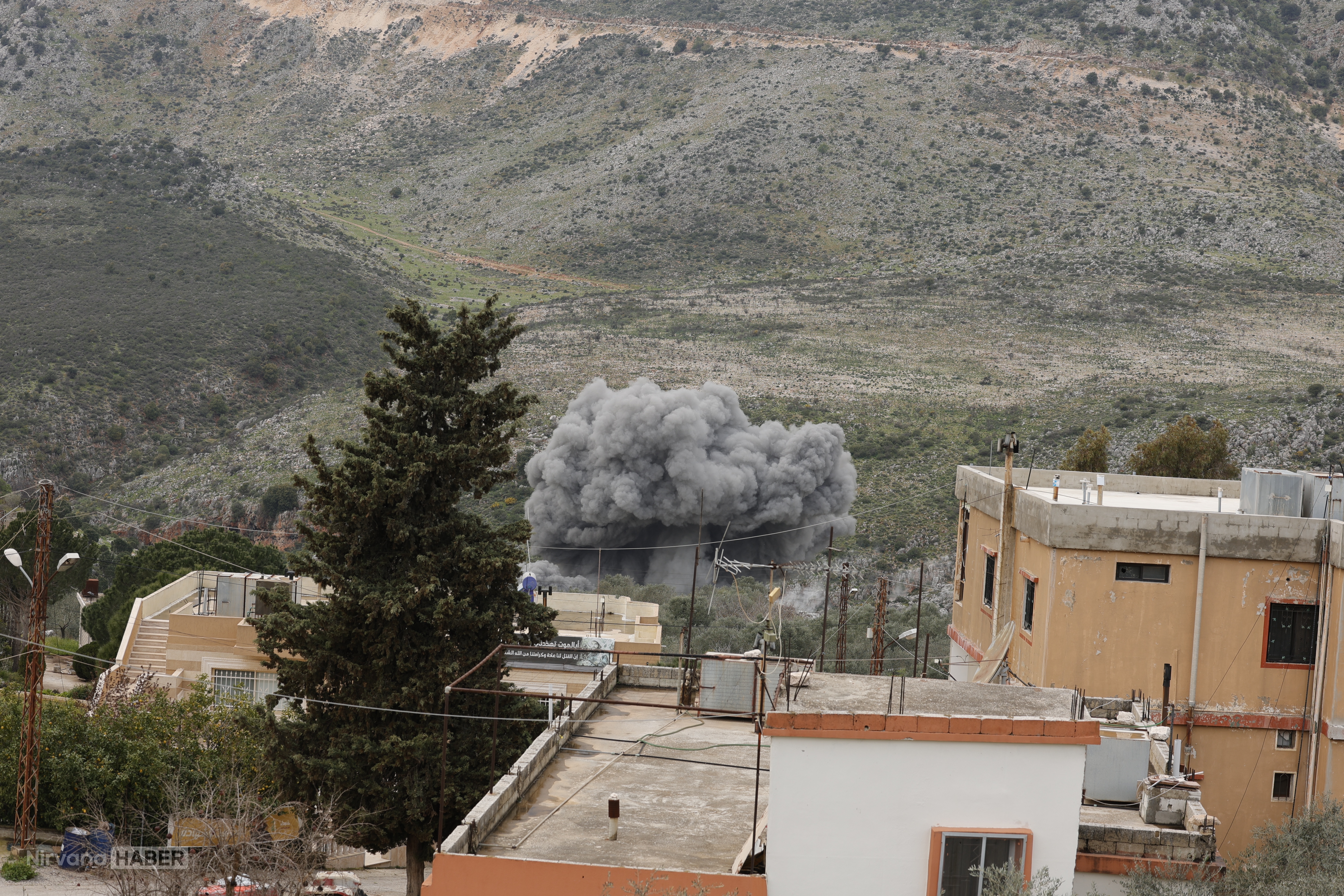 İsrail ordusu Lübnan'ın güneyindeki Dellafe Köprüsü'nü bombaladı