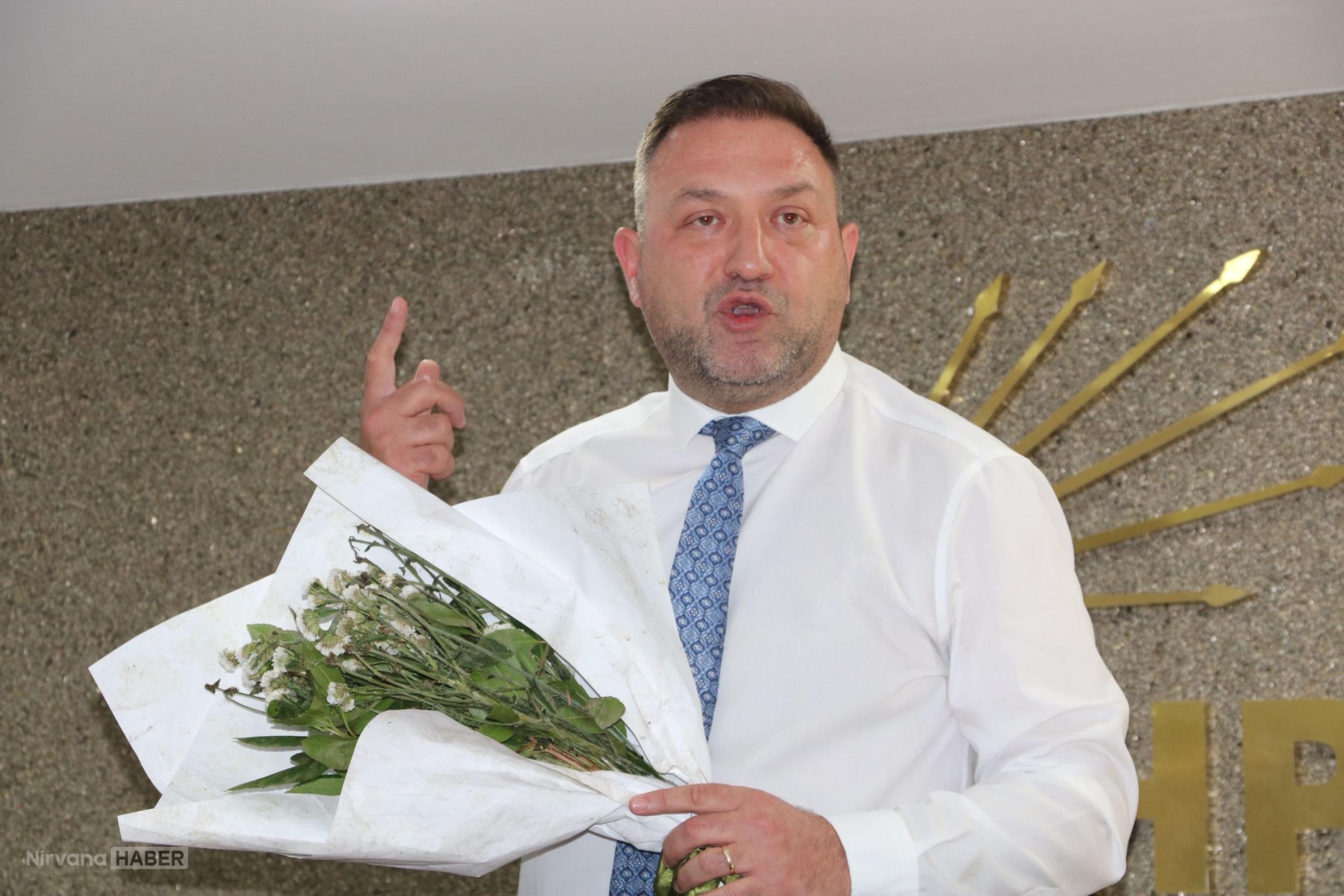 CHP-IZMIR-IL-BASKANI-GUMRUKCU-HIC-KIMSE_1375822_408493.jpg
