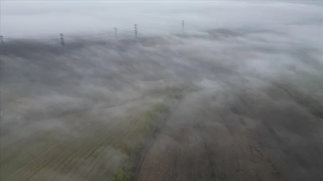 Balıkesir’de Yoğun Sis Hayatı Olumsuz Etkiliyor: Görüş Mesafesi 20 Metreye Düştü!