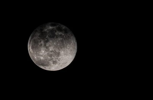 Çin’in Ay’ın karanlık yüzünden topladığı örneklerde nadir me...