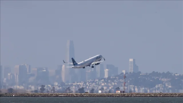 ABD’de yolcu uçağı iletişim kesintisi nedeniyle acil iniş ya...