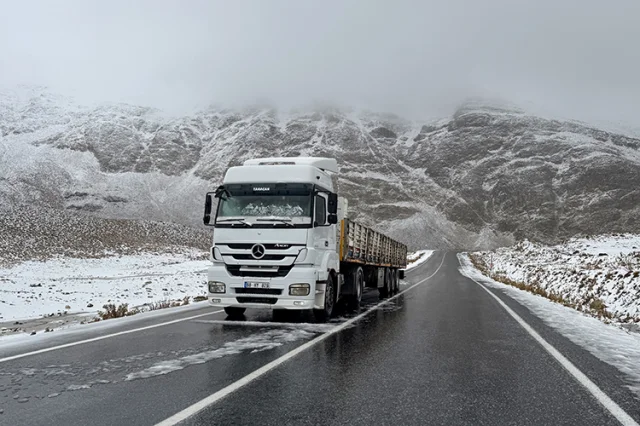 Van’da kar yağışı etkili oldu: Karabet Geçidi’nde 25 santimetreye ulaştı