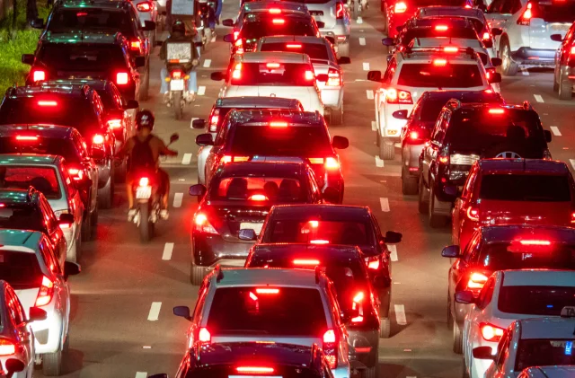 İstanbul sabahı kilitlendi: Trafik yoğunluğu yüzde 75’e daya...