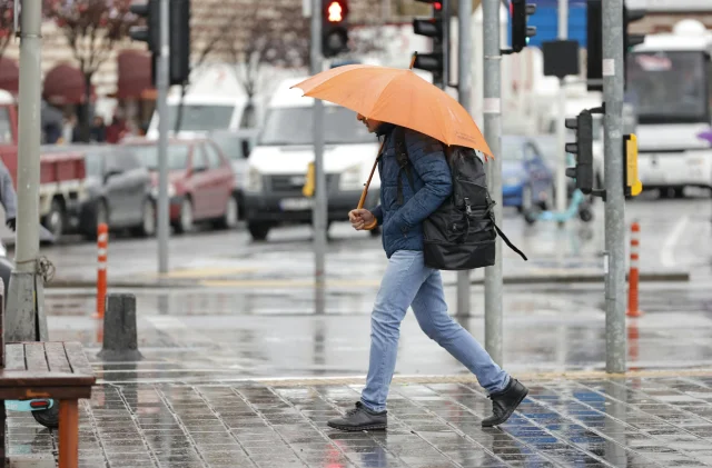 İstanbul'da gök gürültülü sağanak nedeniyle bazı okullarda e...